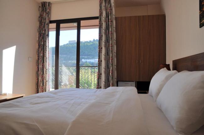 Deluxe King Room photo 3