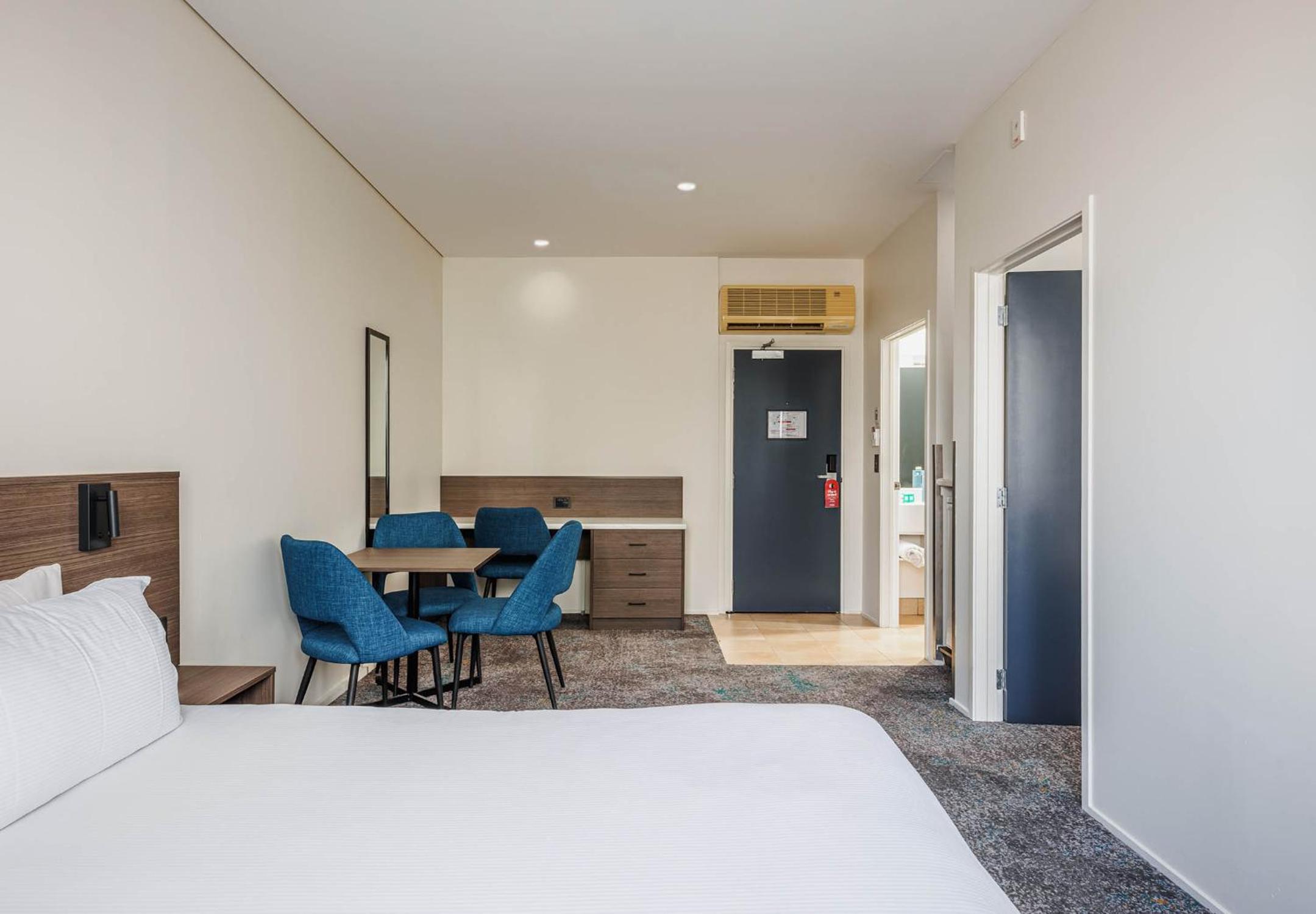 One-Bedroom Suite - Photo 4