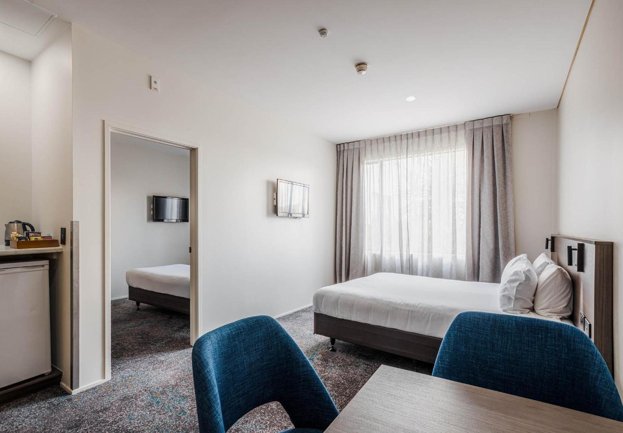 One-Bedroom Suite - Photo 6