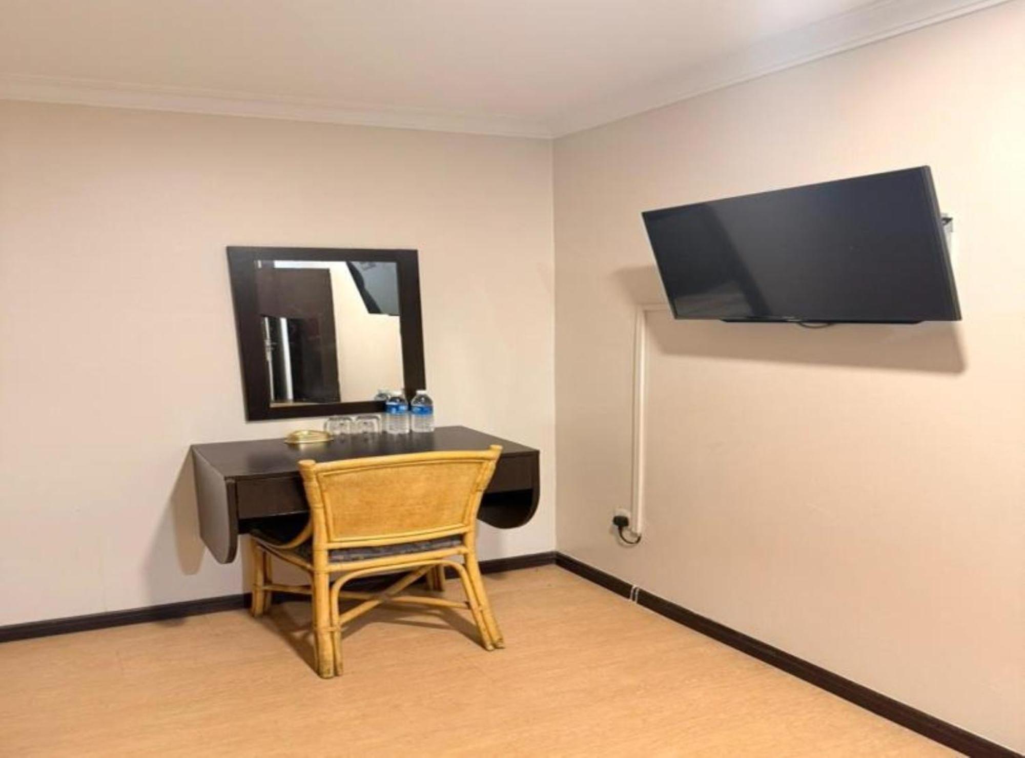Standard King Room photo 3