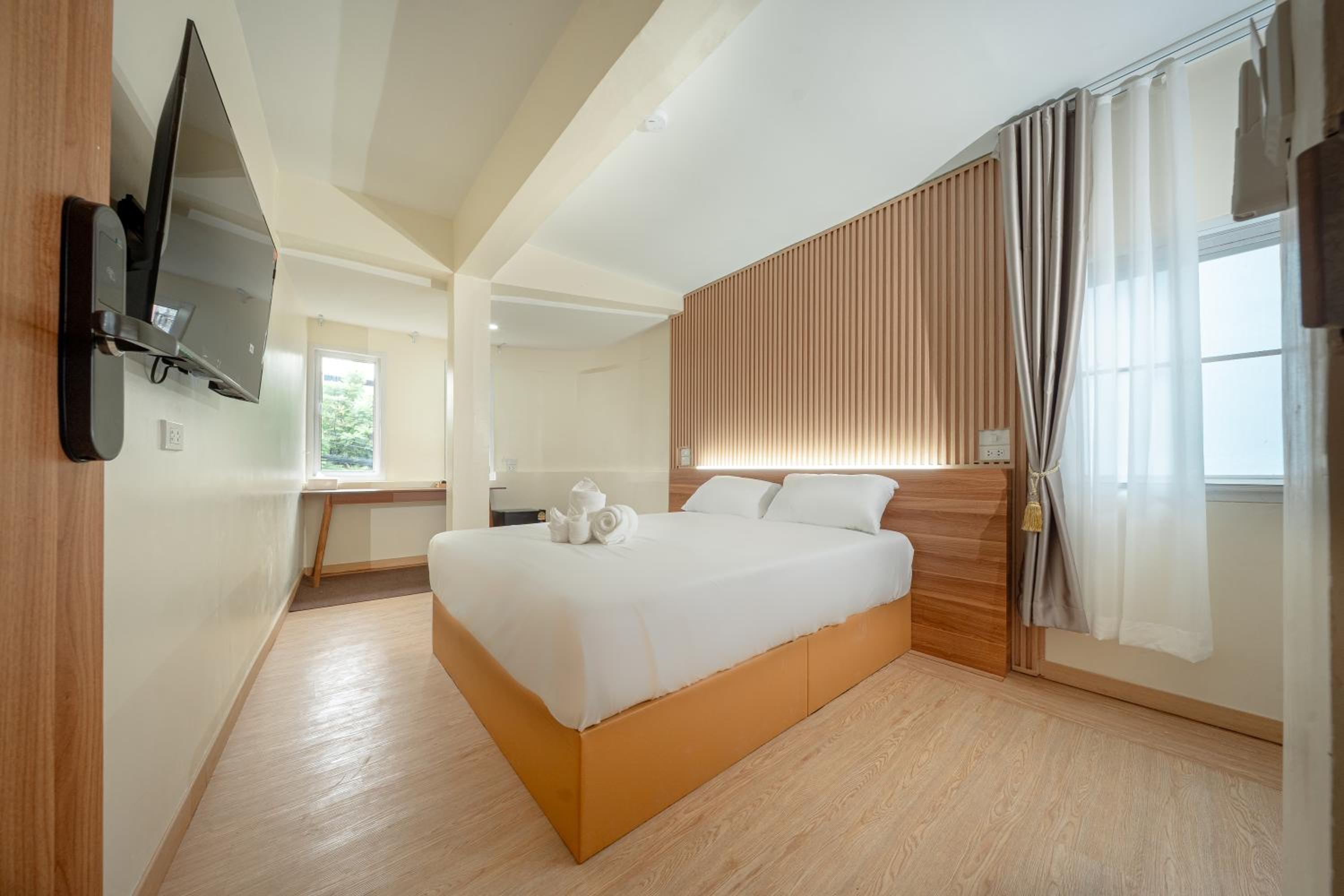 Standard Queen Room