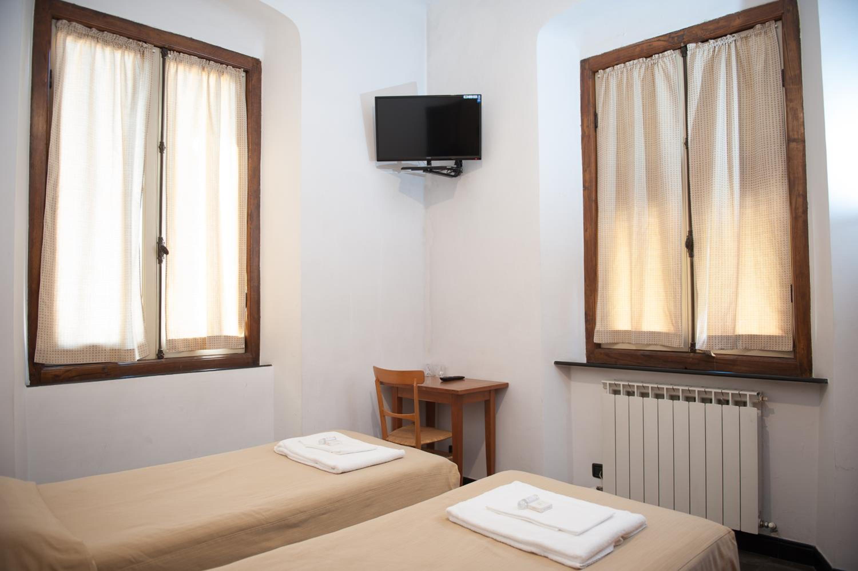 Twin Room with Private Bathroom photo 3