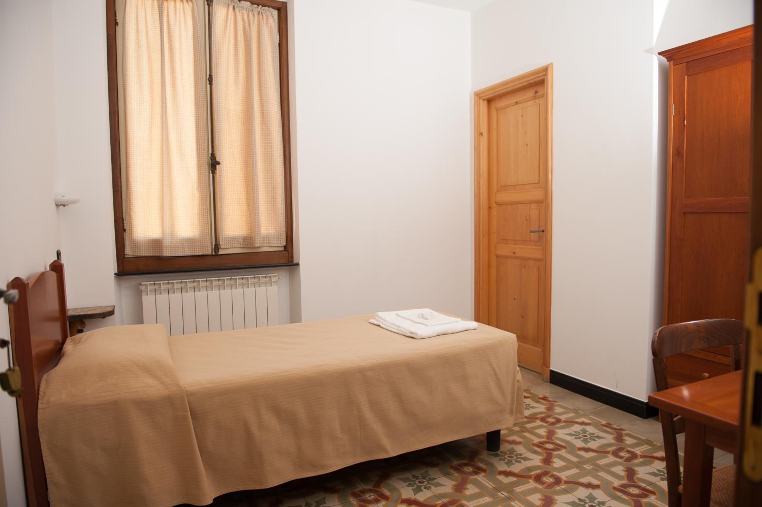 Single Room with Private Bathroom photo 1