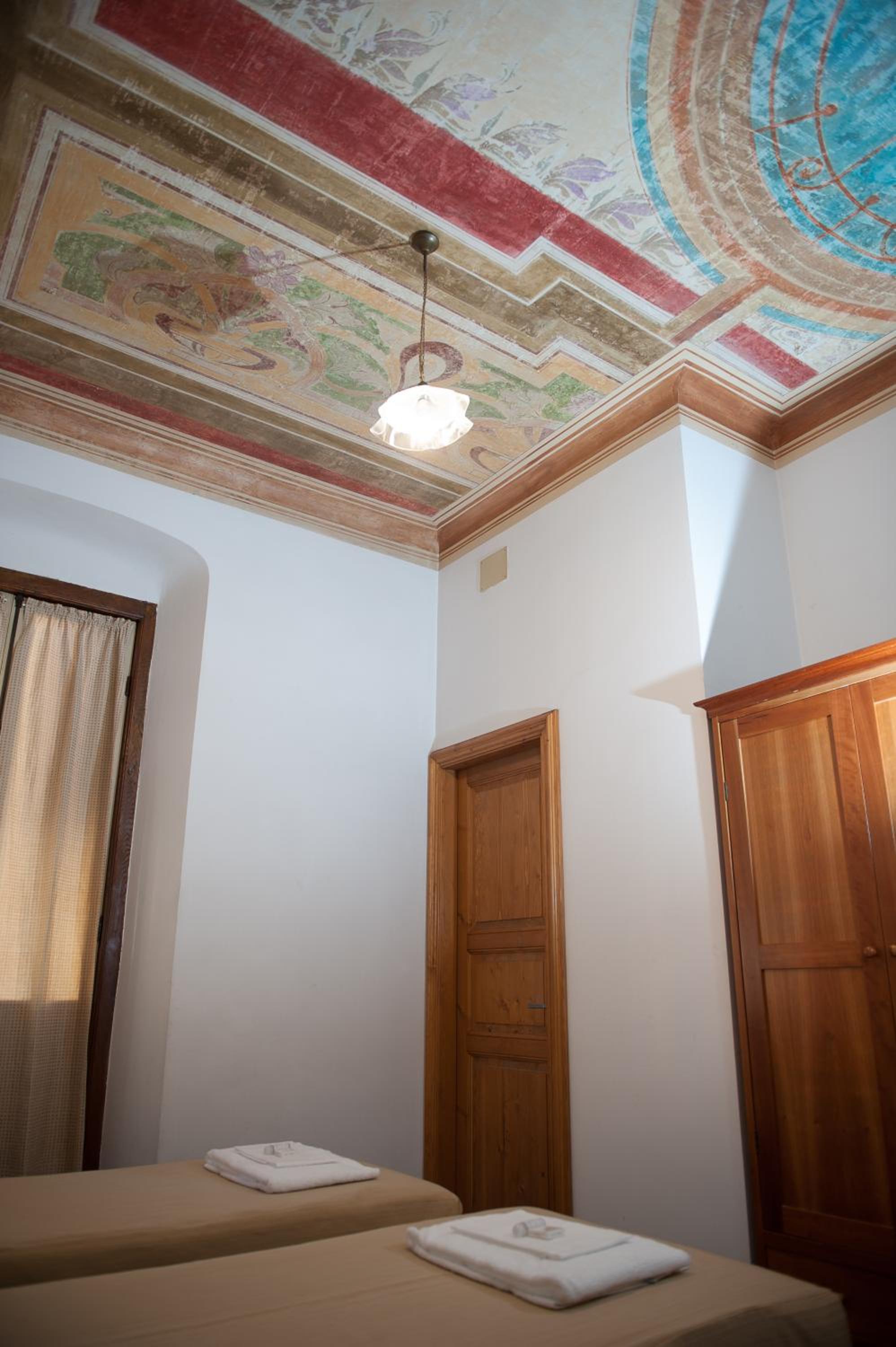 Twin Room with Private Bathroom photo 2