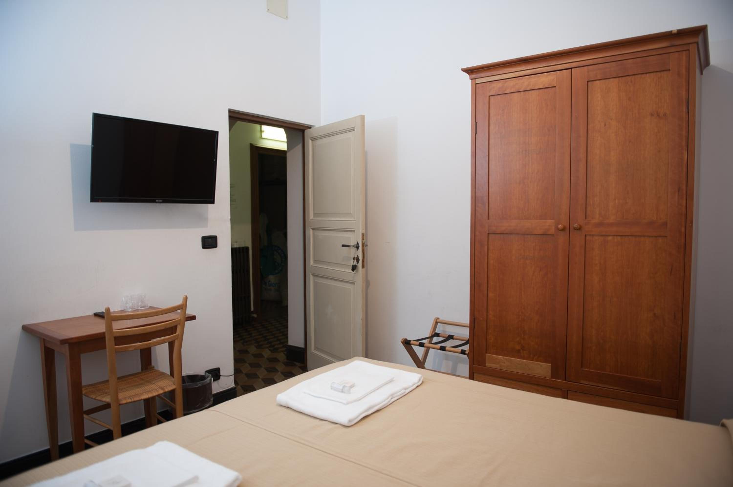 Double Room with Private Bathroom photo 3