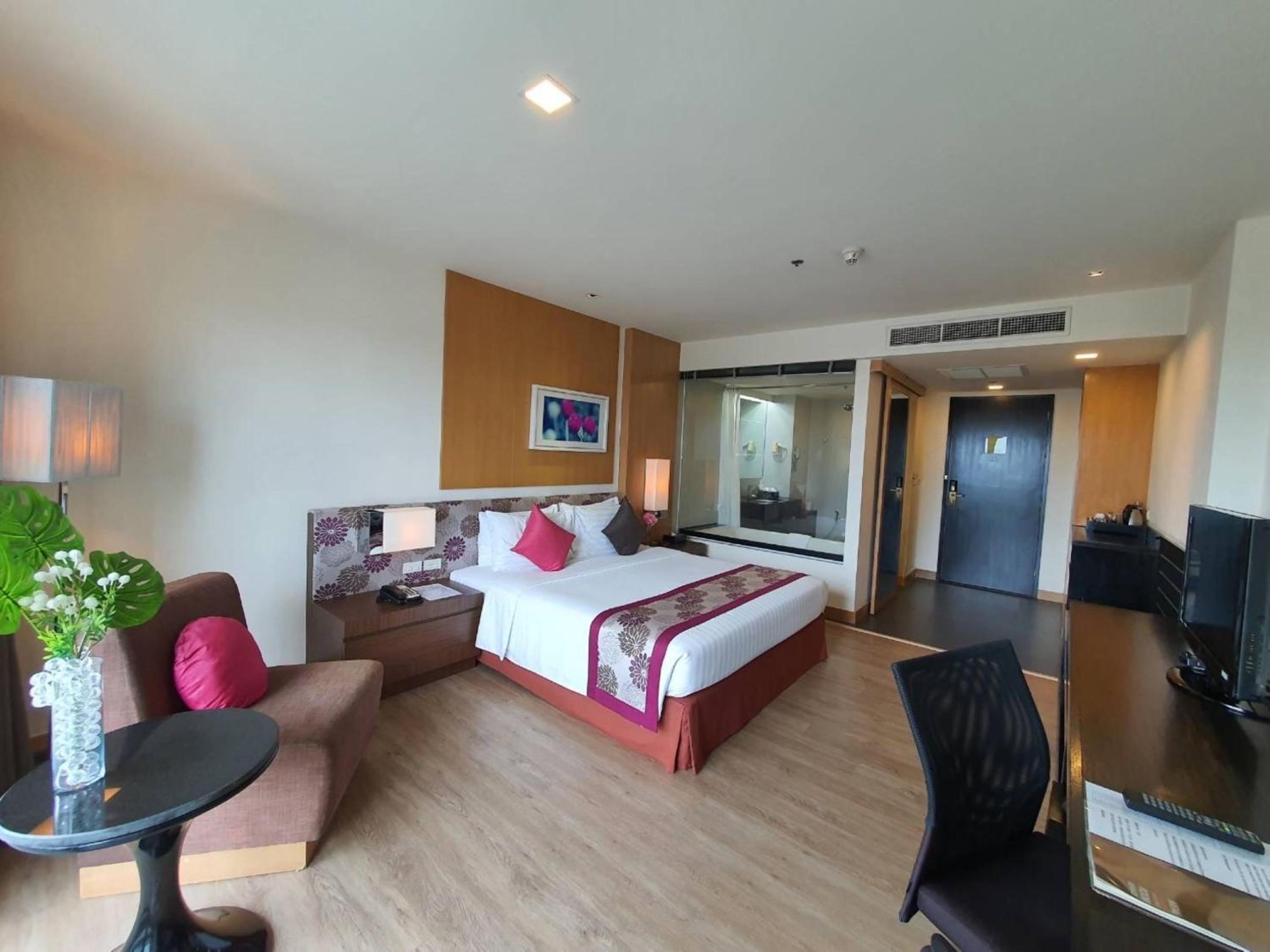 Deluxe King Room with Balcony - Photo 3
