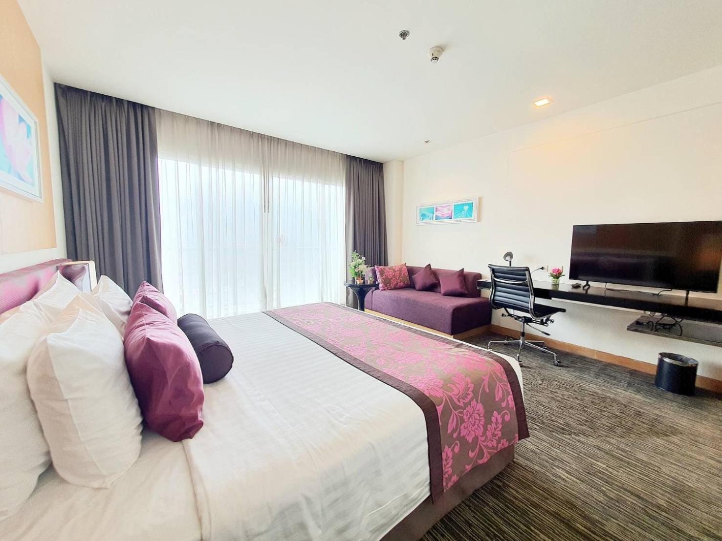 Deluxe Plus King Room with Balcony - Photo 3