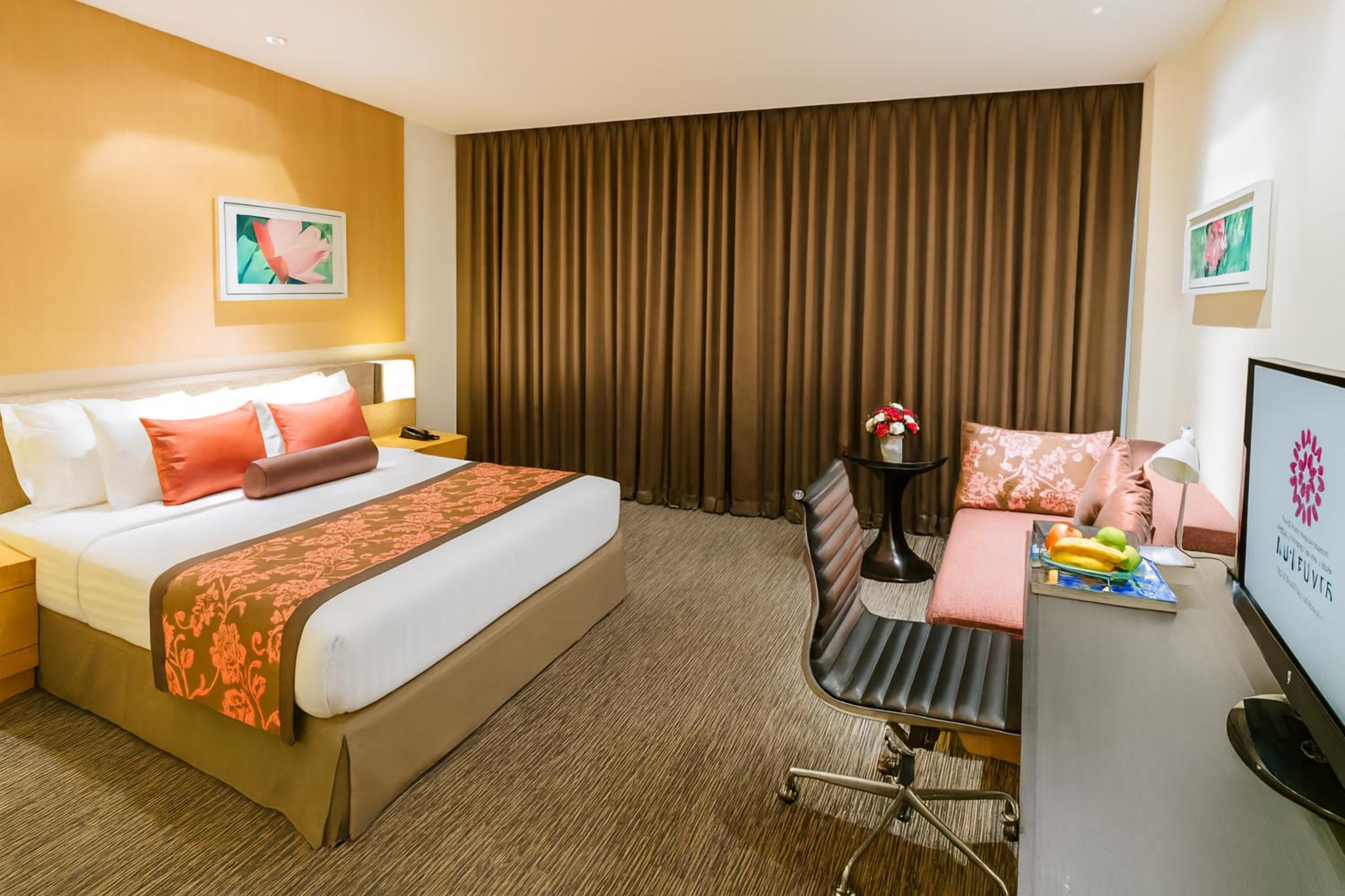 Deluxe Plus King Room with Balcony - Photo 4