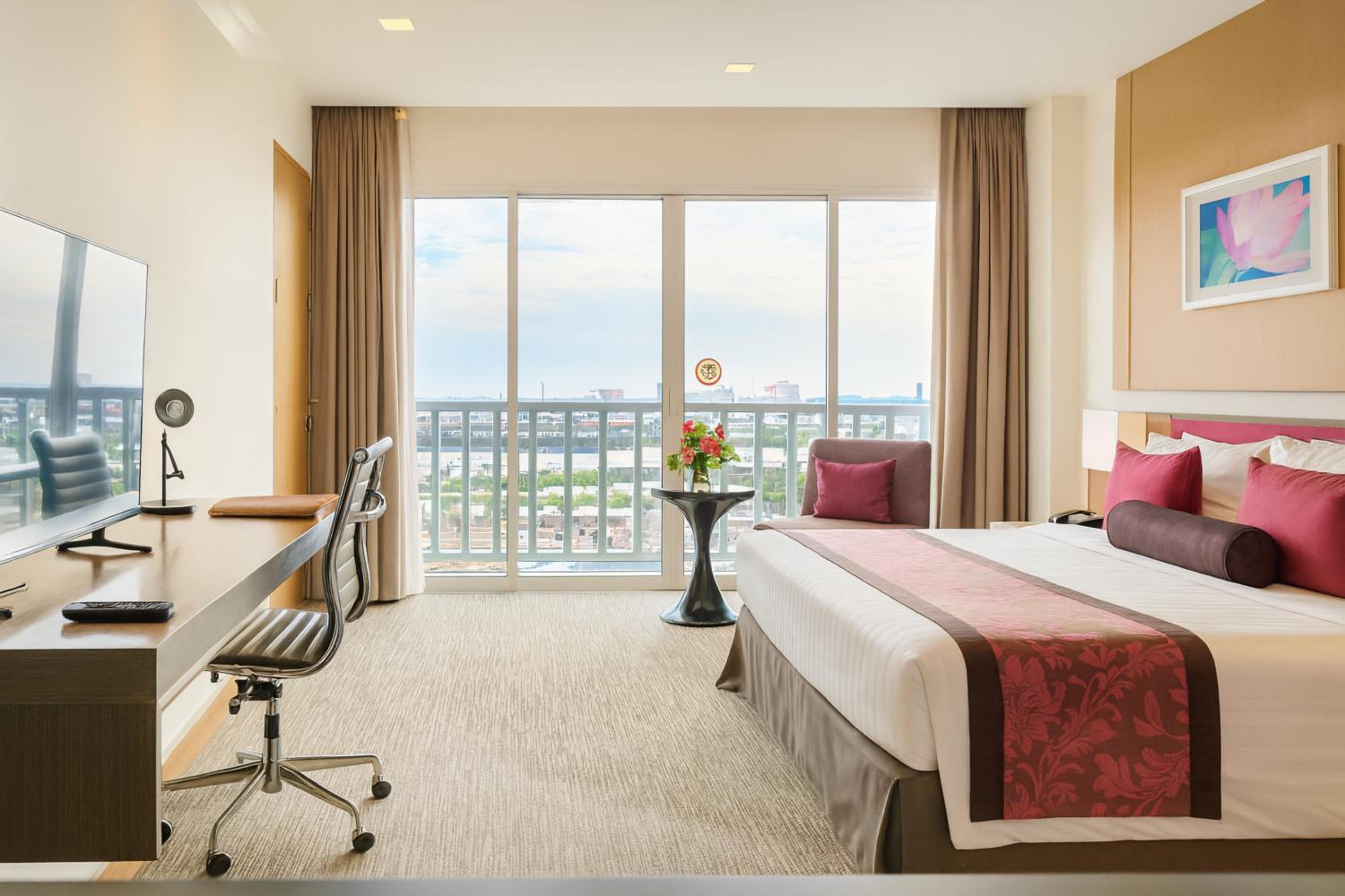 Deluxe Plus King Room with Balcony - Photo 5
