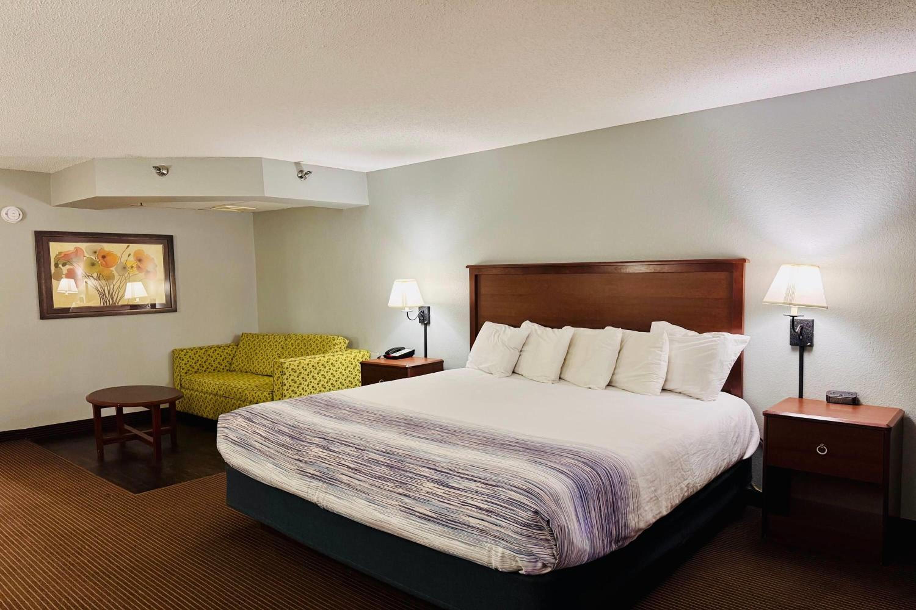 King Room with Sofa Bed - Non-Smoking - Photo 2