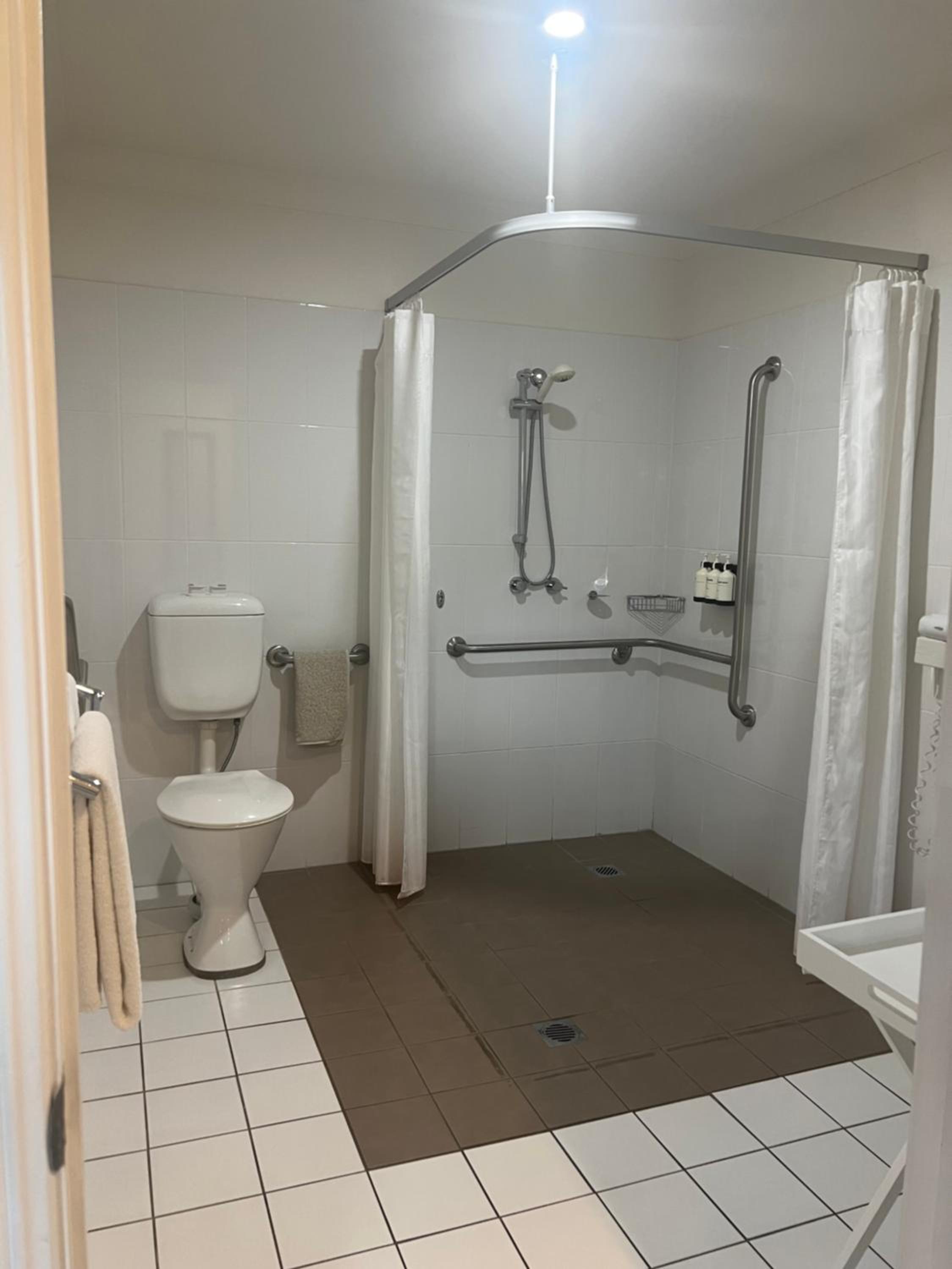 One-Bedroom Queen Suite - Disability Access photo 2