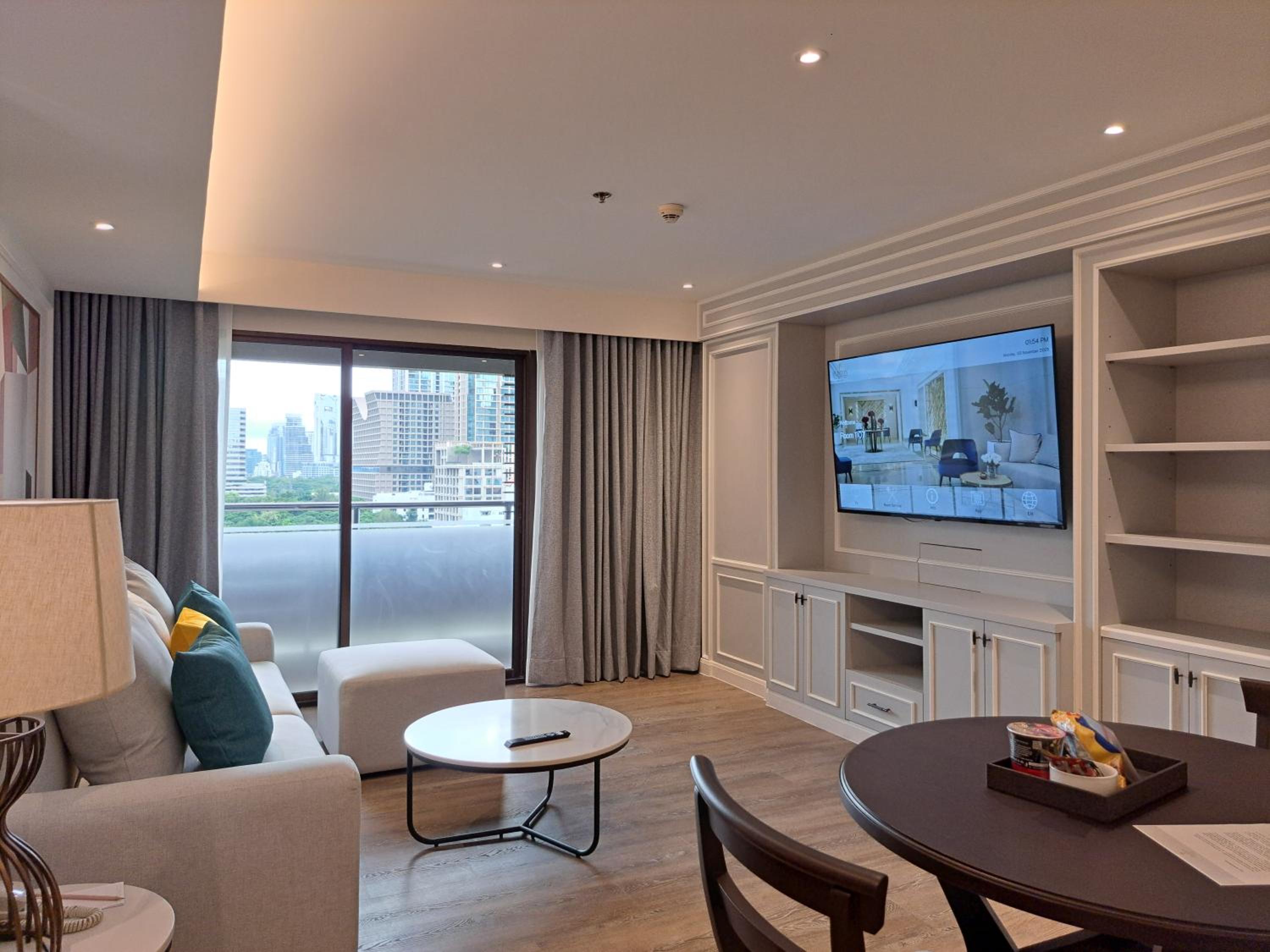 One Bedroom Platinum Plus Suite photo 3