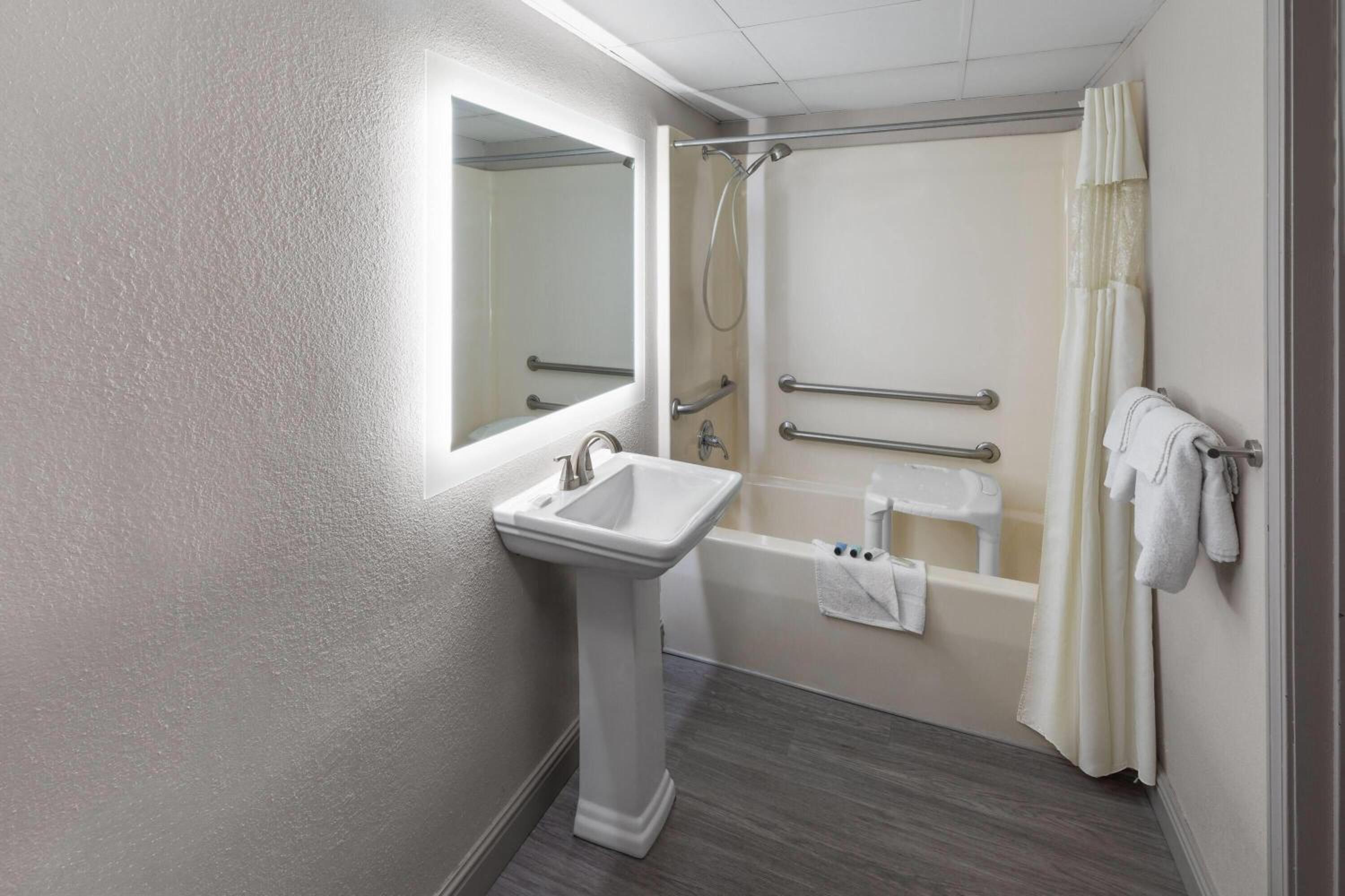 Queen Suite with Tub and Grab Bars - Mobility/Hearing Accessible - Non-Smoking - Photo 3