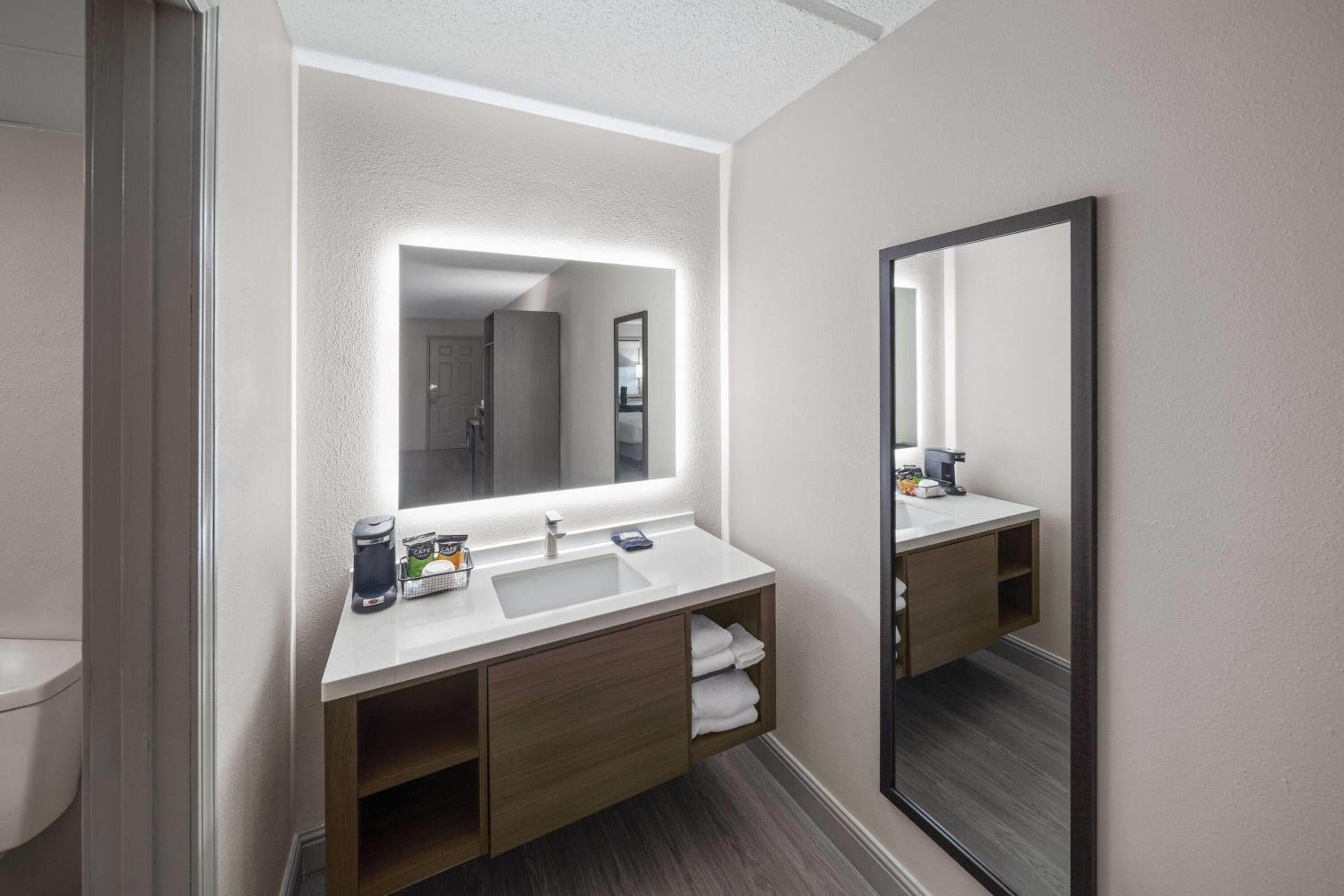 Deluxe King Room - First Floor - Non-Smoking - Photo 1