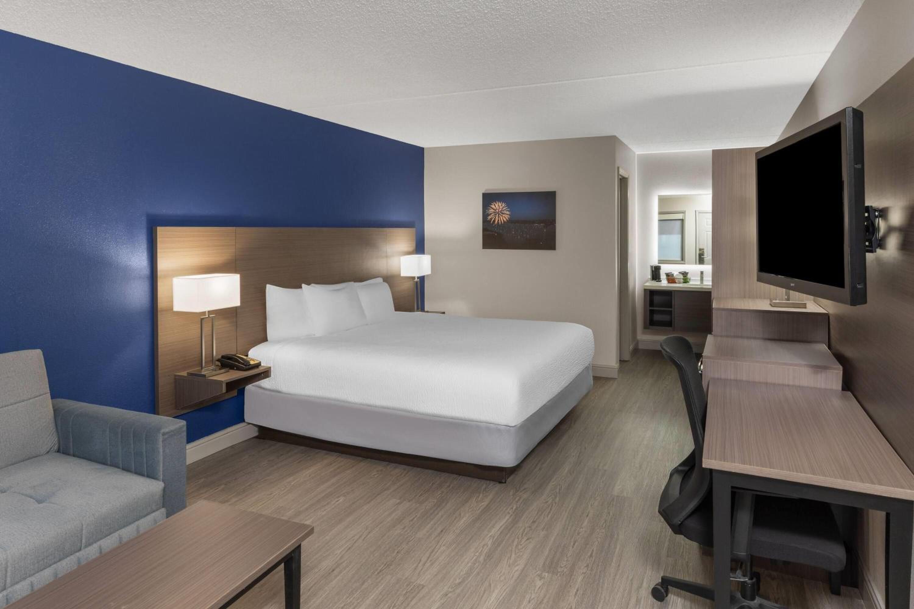 Deluxe King Room - First Floor - Non-Smoking - Photo 4