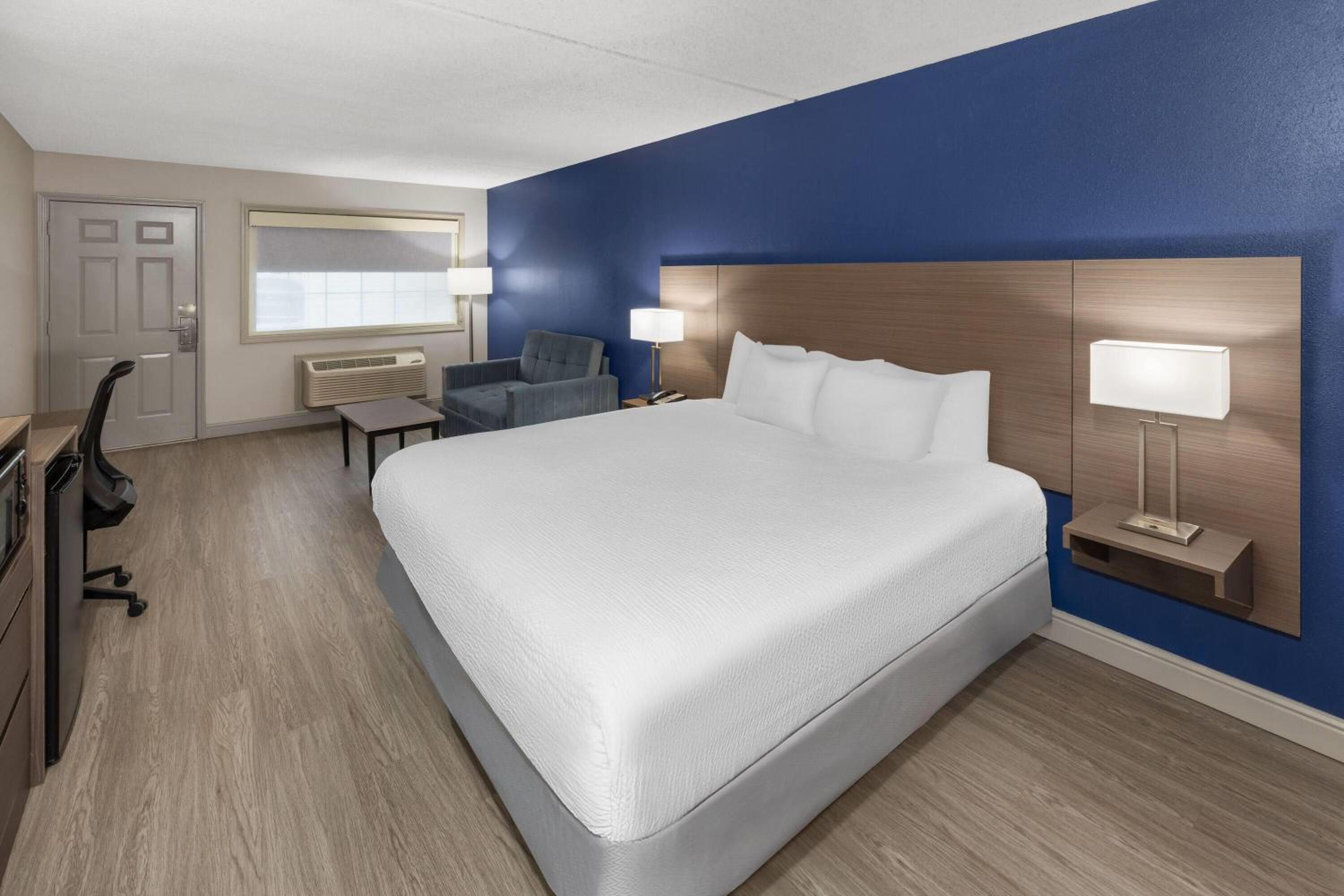 Deluxe King Room - First Floor - Non-Smoking - Photo 3