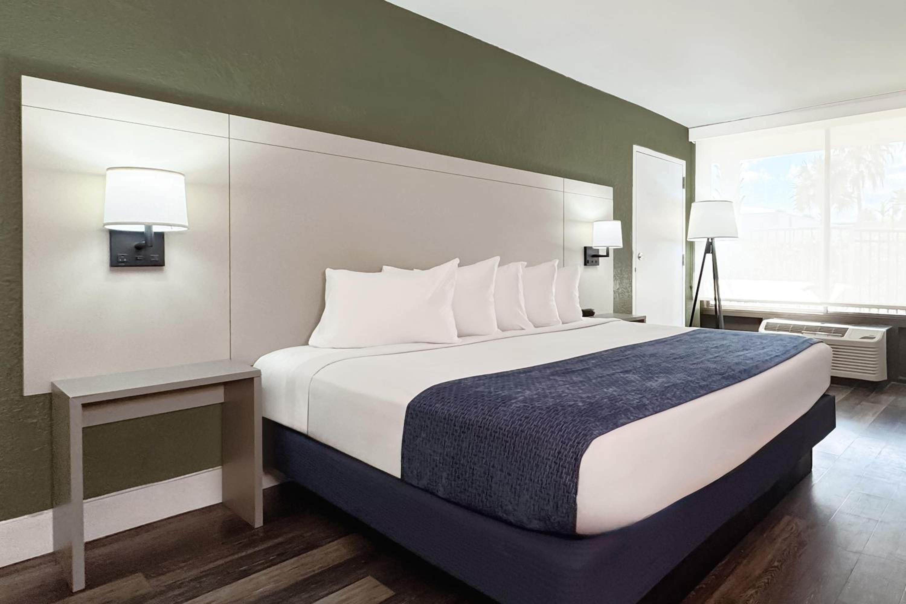 King Room with Roll-in Shower - Mobility Access/Non-Smoking photo 1