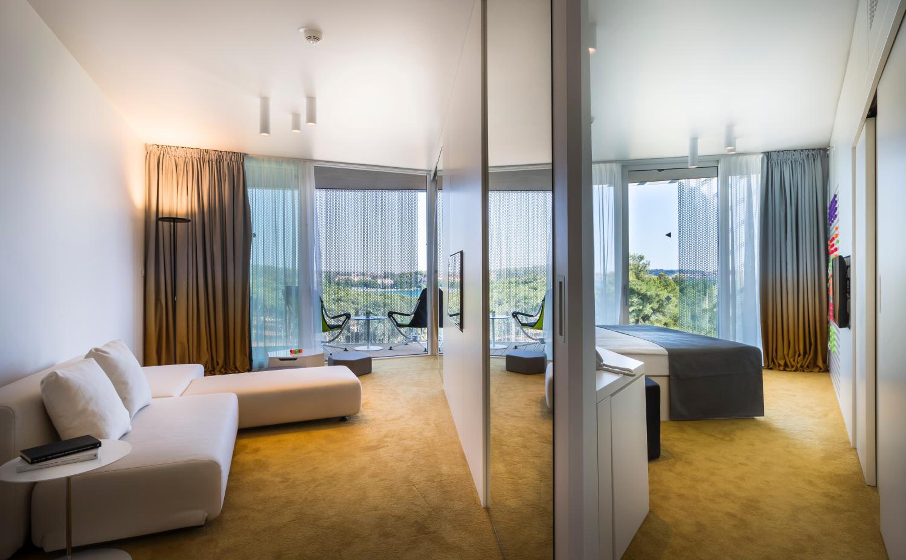 Suite - Photo 1