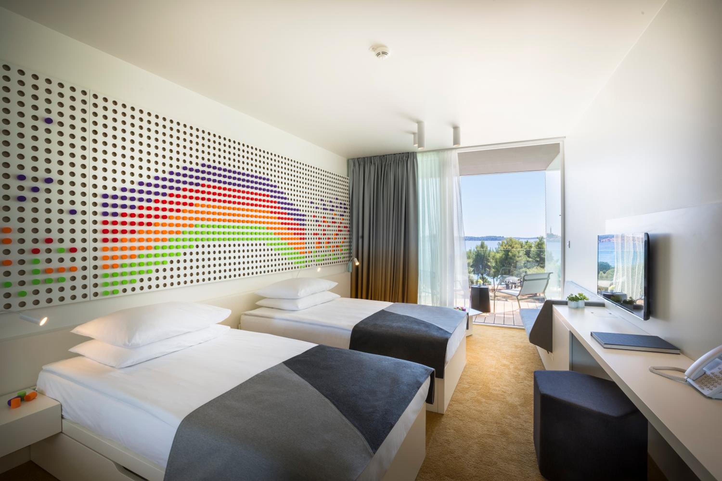 Standard Double or Twin Room with 2 Extra Beds - Photo 7