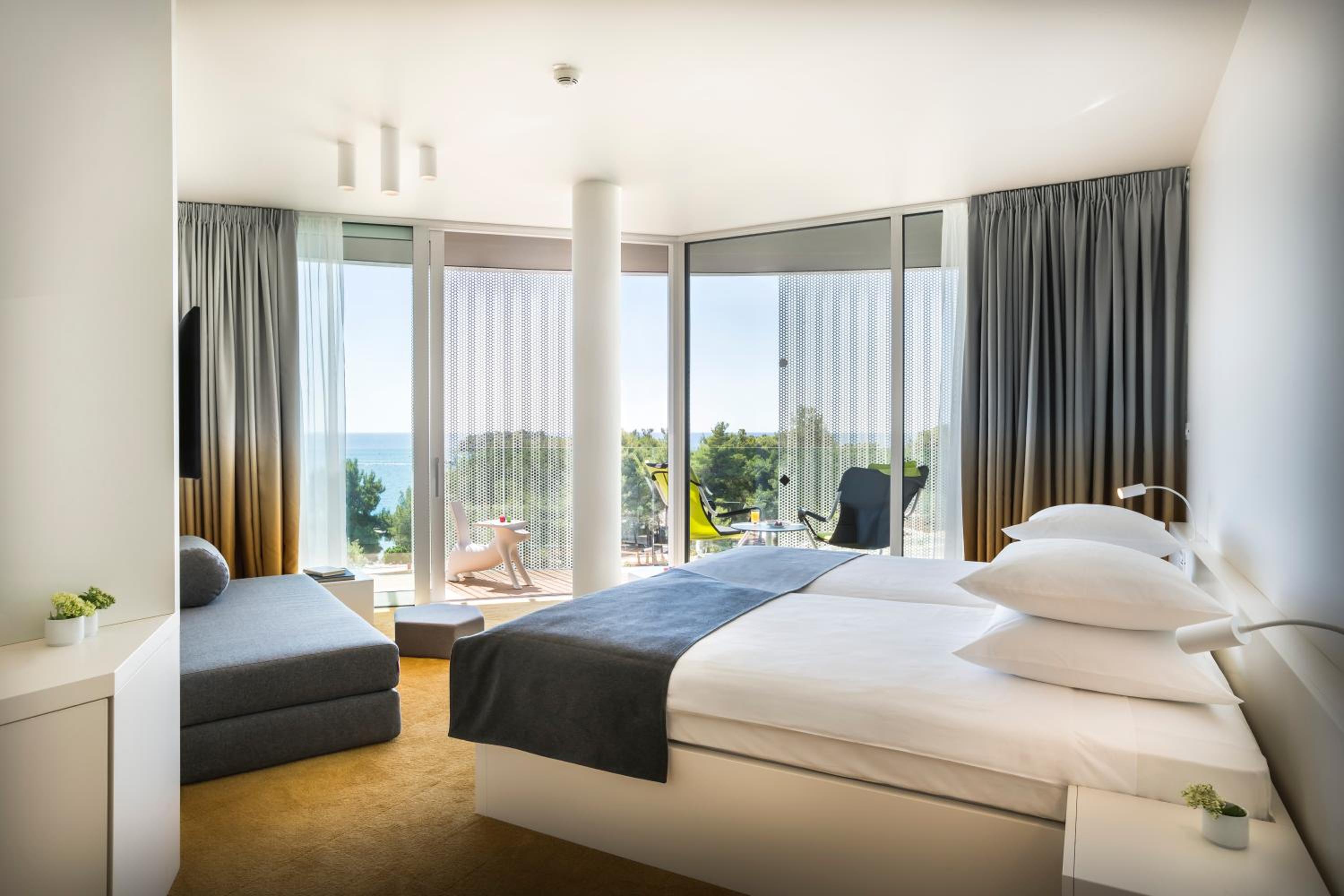 Grand Double or Twin Room with Sofa Bed - Photo 1
