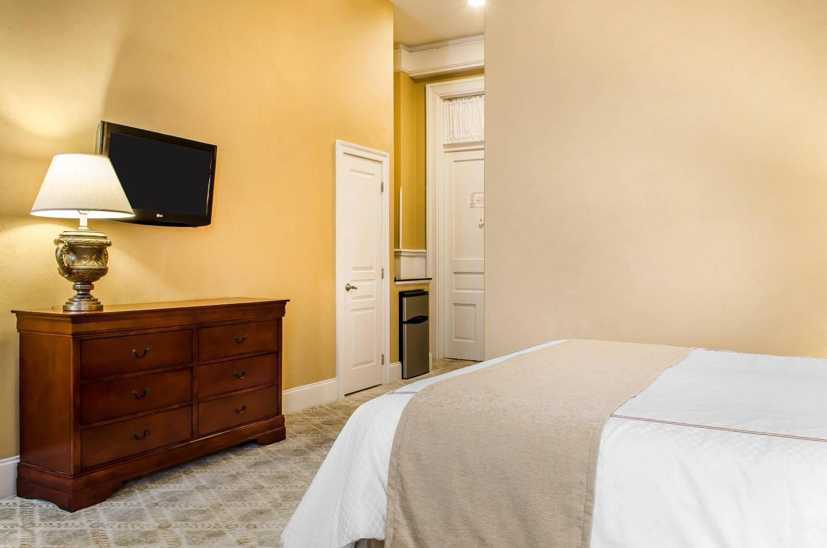 King Room - Accessible/Non-Smoking - Photo 2