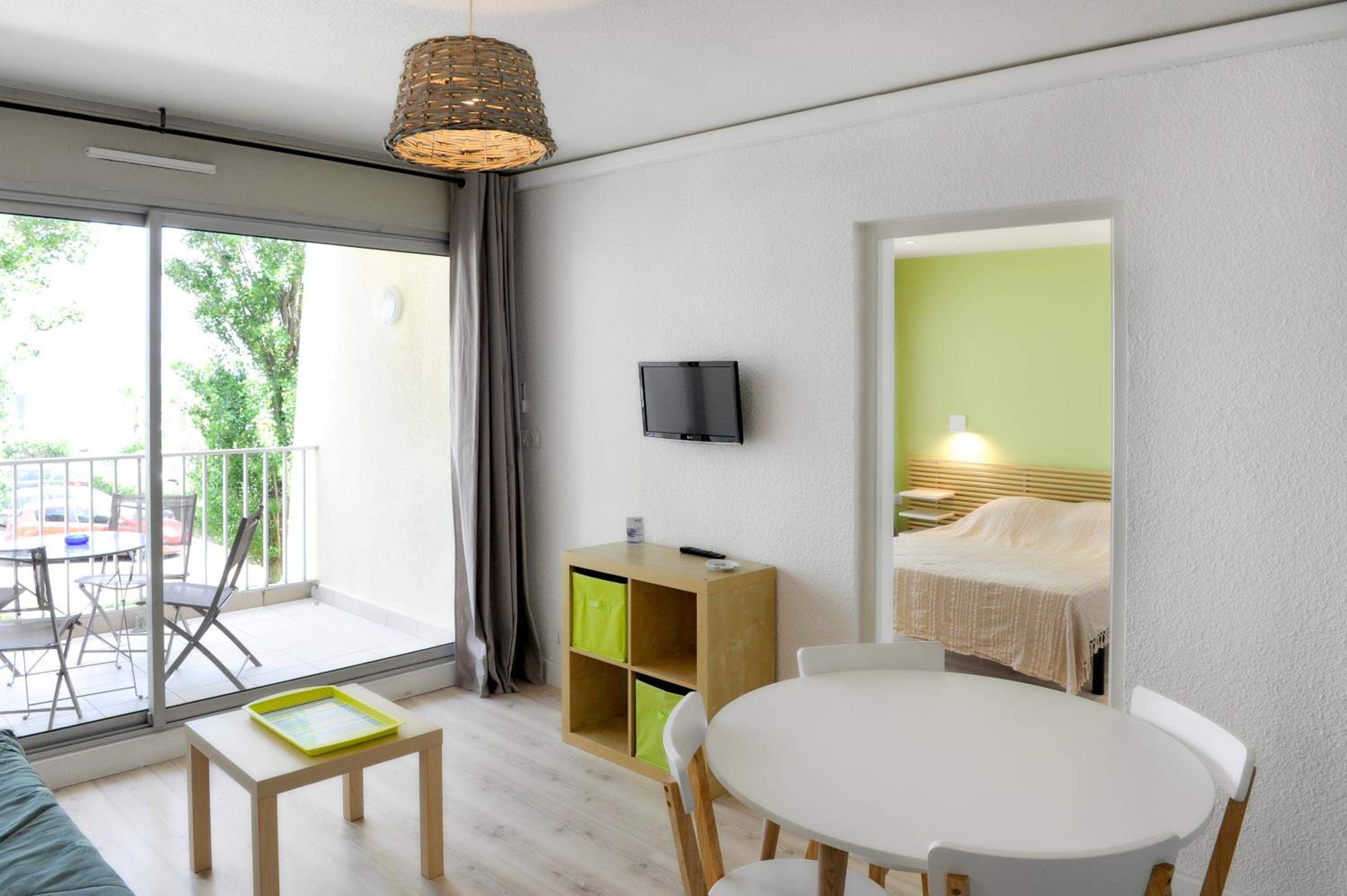 One-Bedroom Apartment with 2 Terraces and Pond View