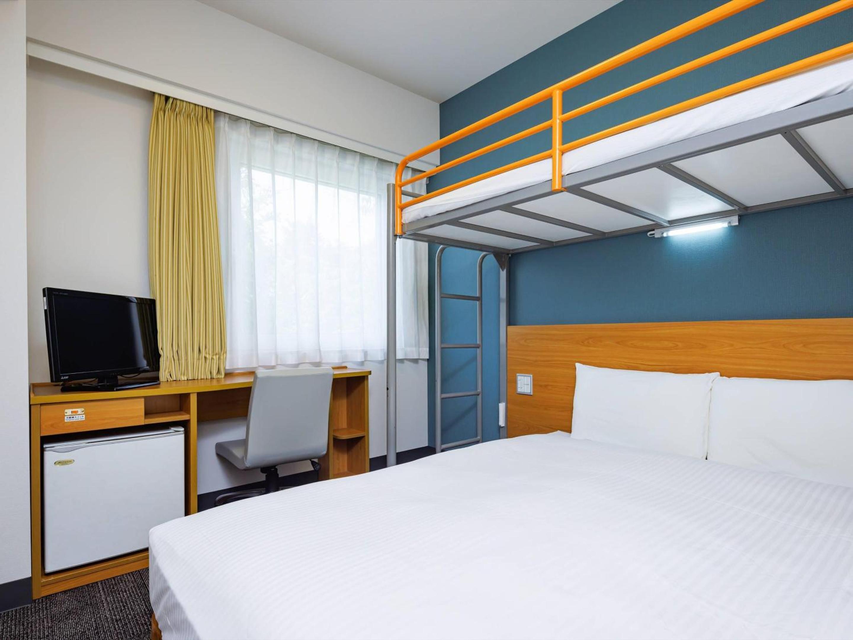 Queen Room with a Loft Bed - Non Smoking photo 1