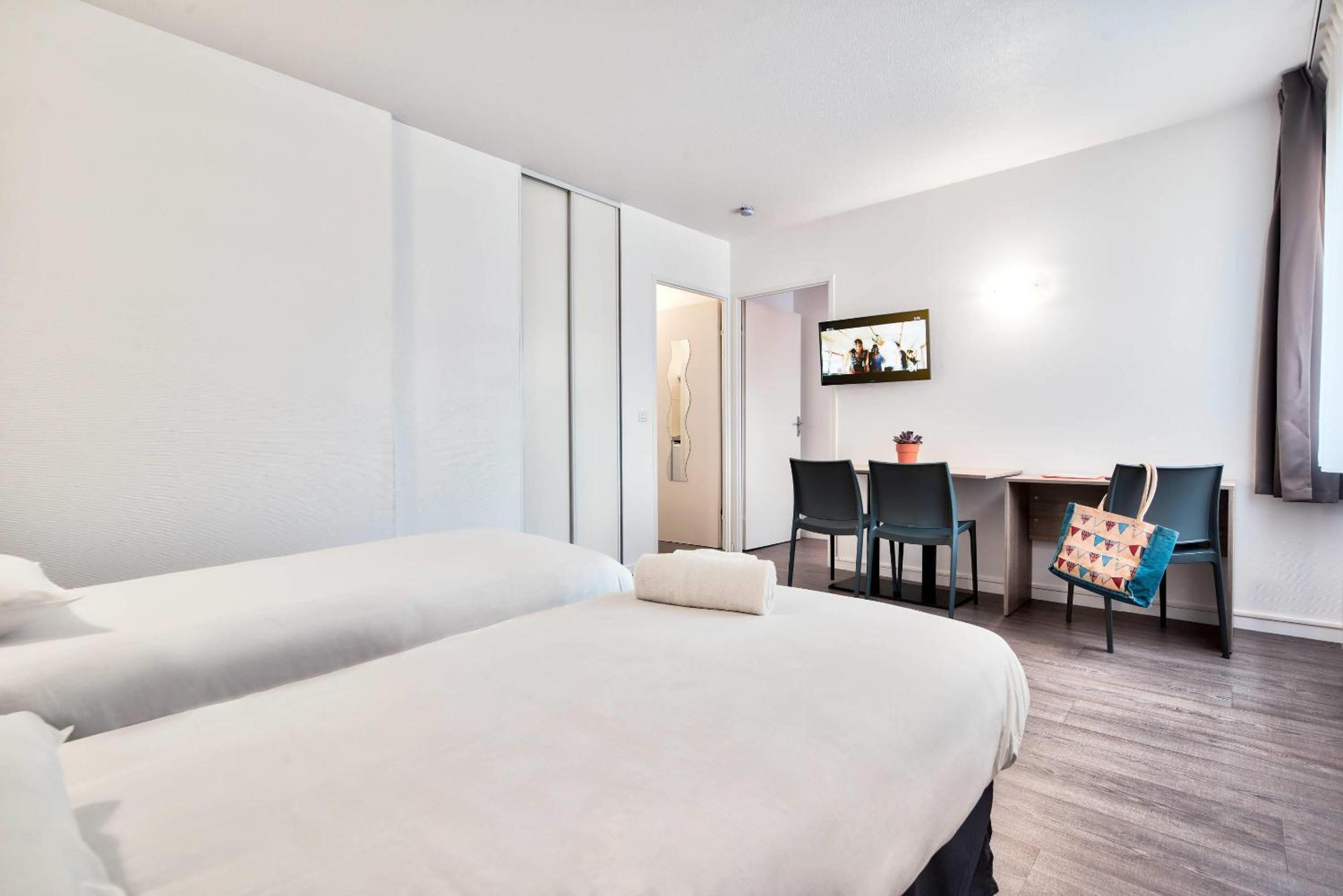 Superior One-Bedroom Apartment (4 Adults) - Photo 2