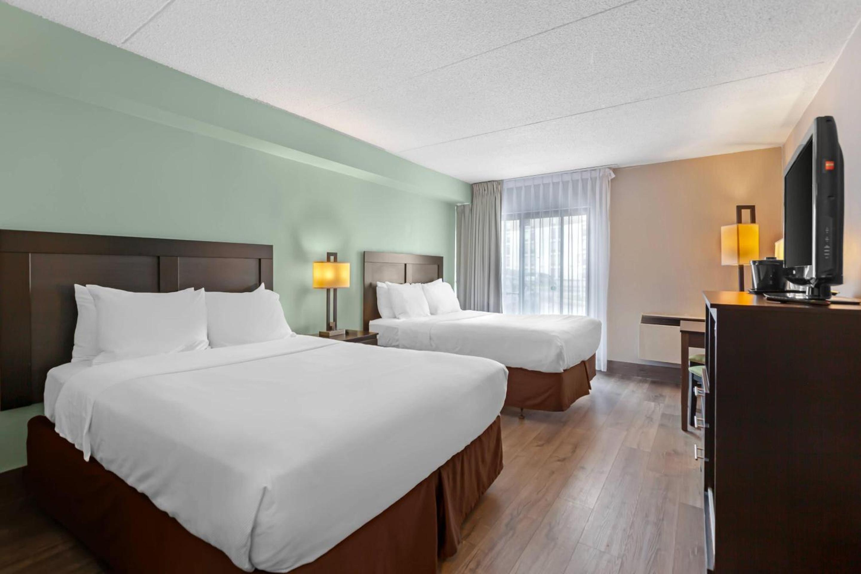 Queen Room with Two Queen Beds - Photo 3