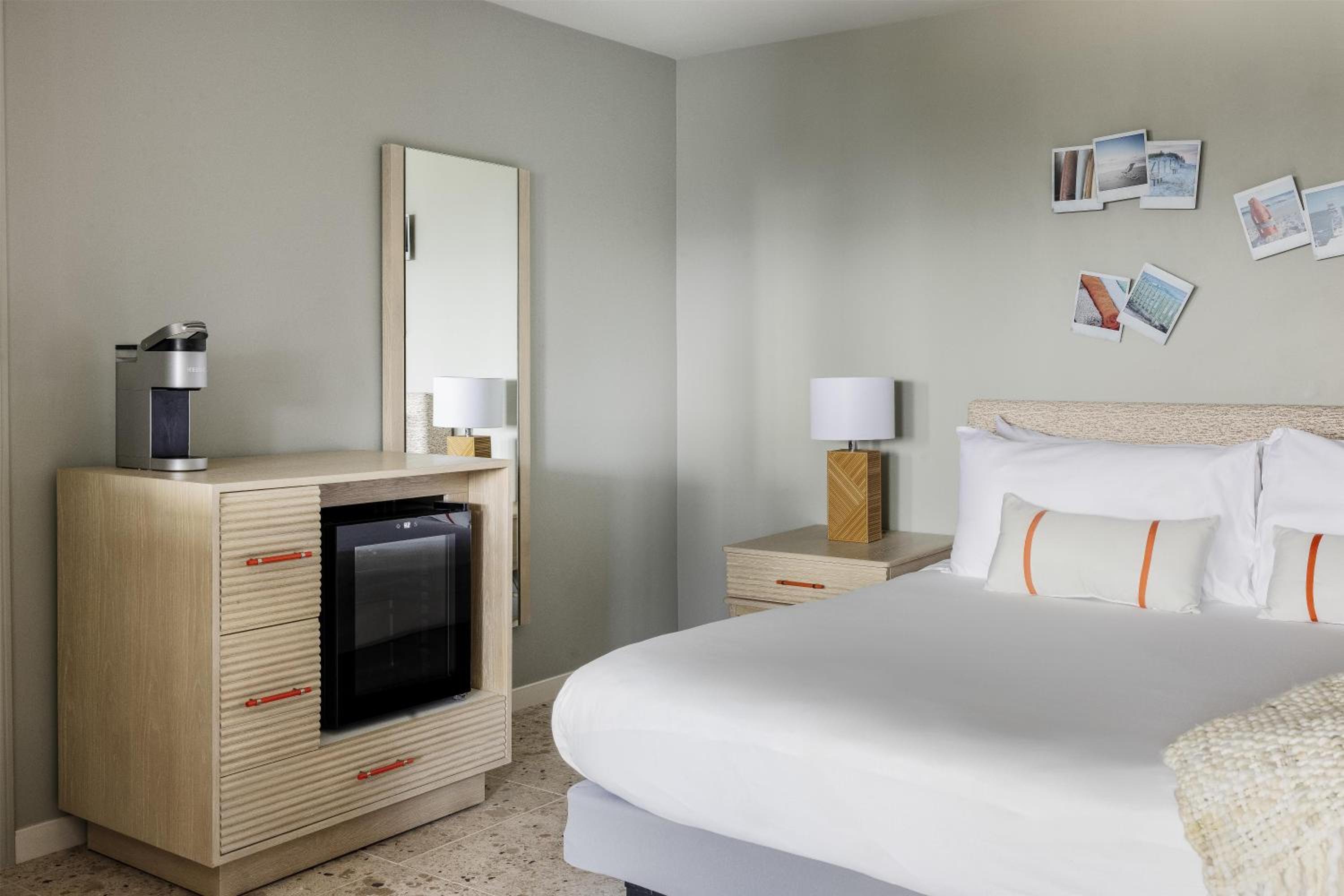 Double Room with Pool View - Photo 3