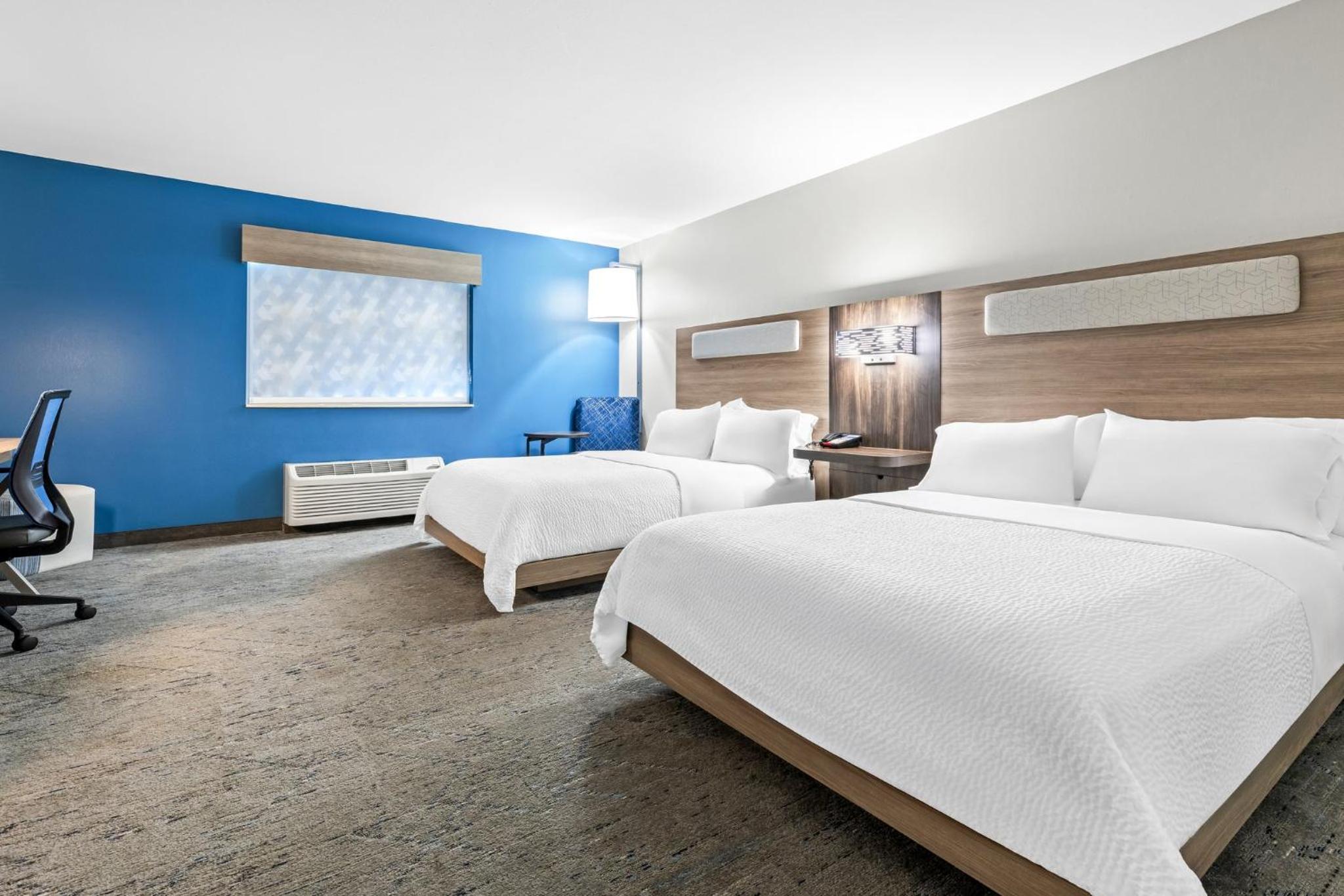Standard Room with Two Queen Beds - Communications Accessible Tub - Photo 2
