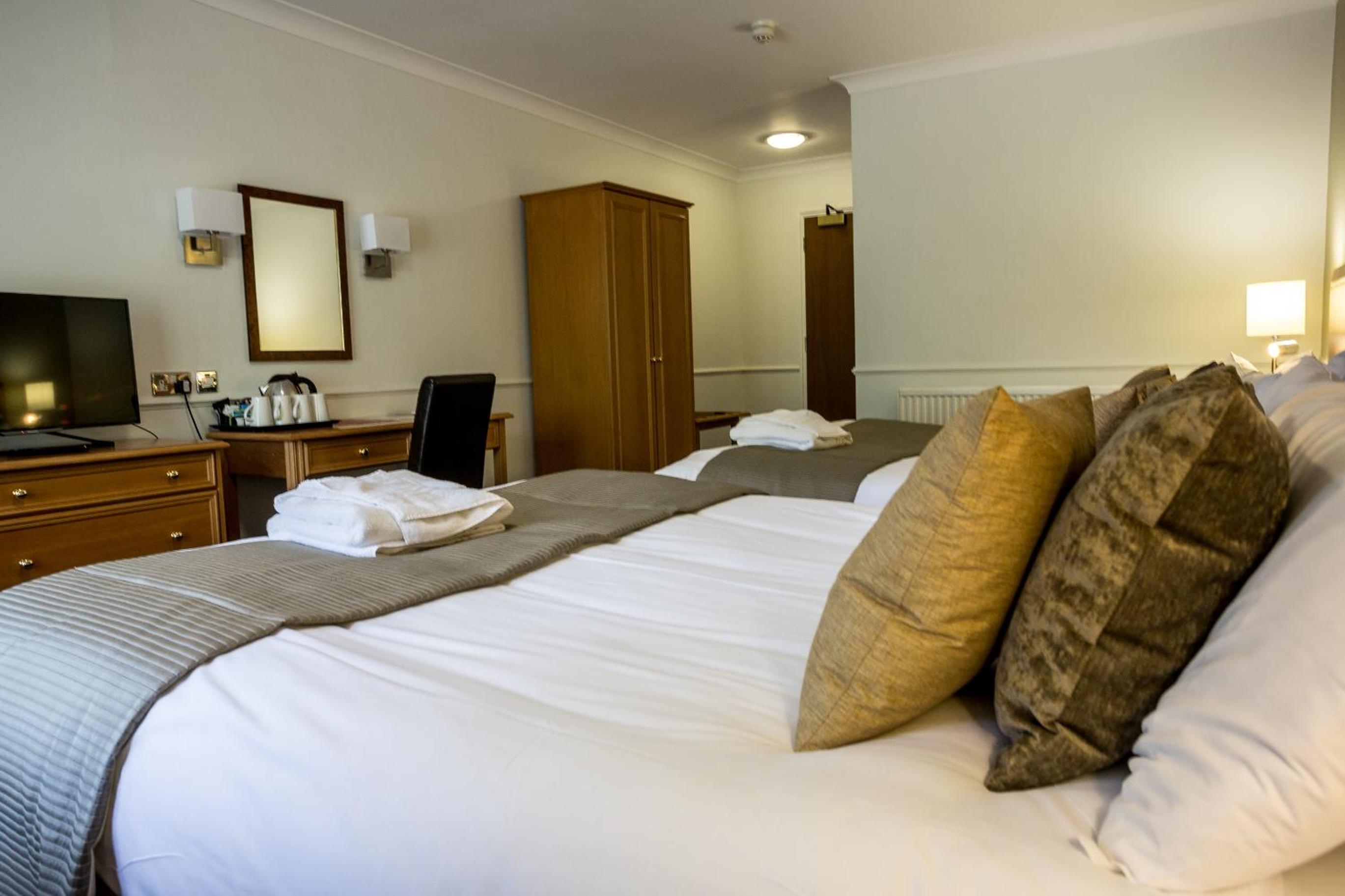 Family Room with Double and Single Beds - Non-Smoking photo 2