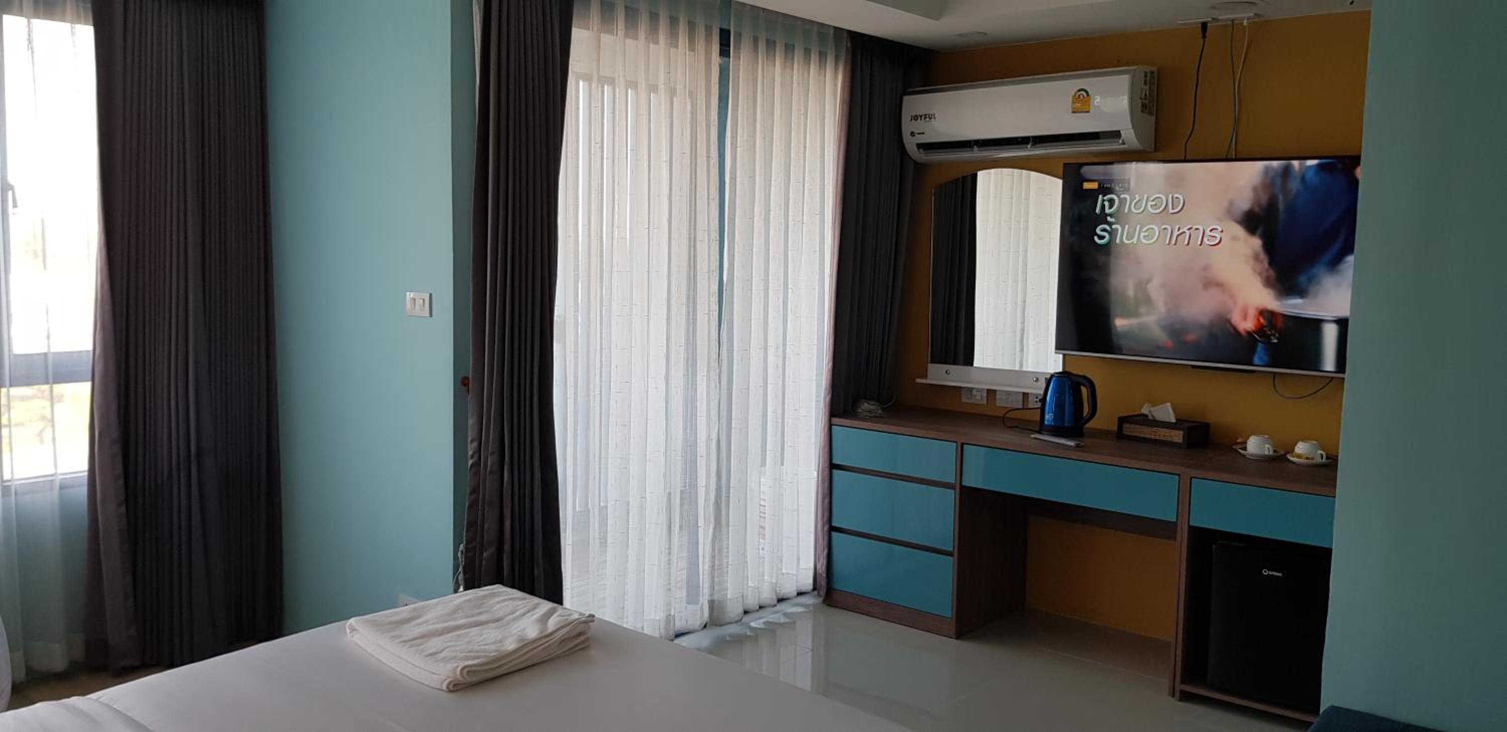 Deluxe King Bed 1 Single Bed