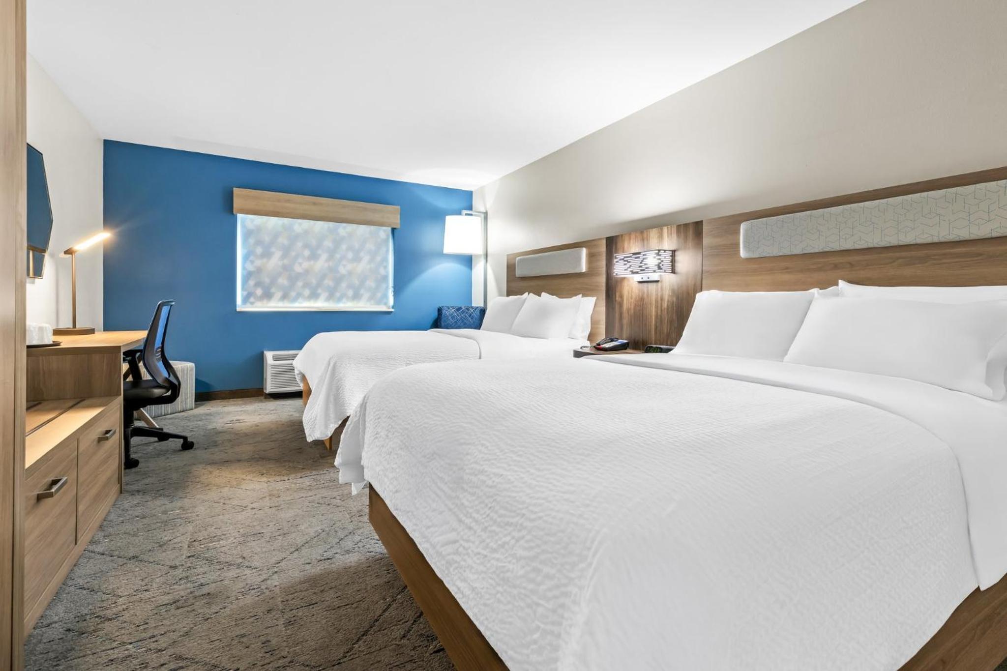 Standard Room with Two Queen Beds - Photo 1