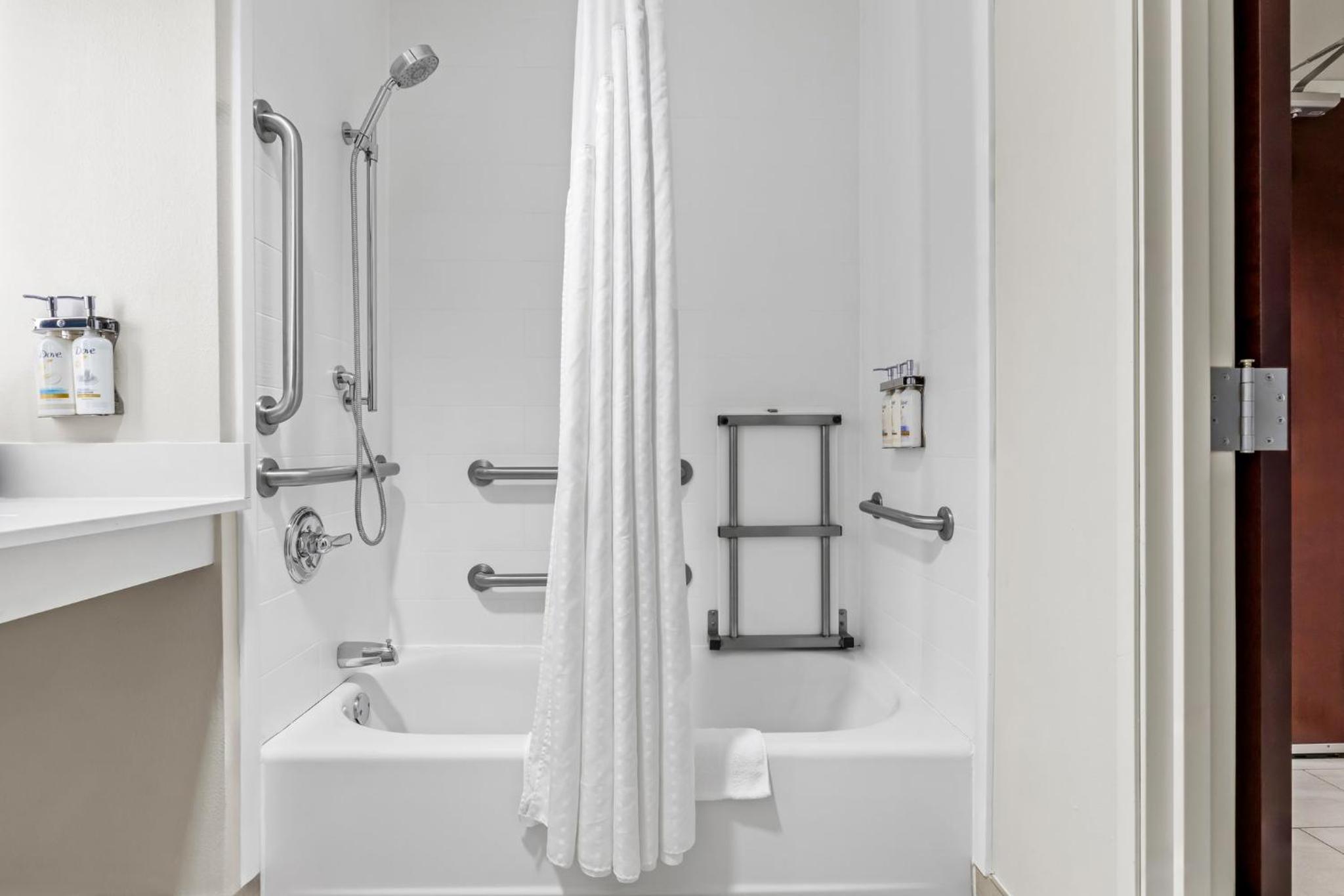 Standard Room with Two Queen Beds - Communications Accessible Tub - Photo 1