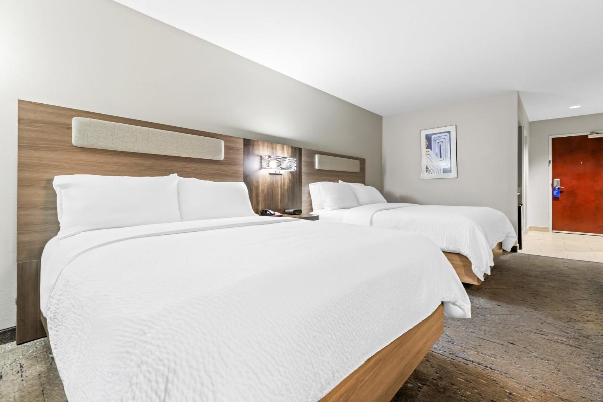 Standard Room with Two Queen Beds - Photo 3