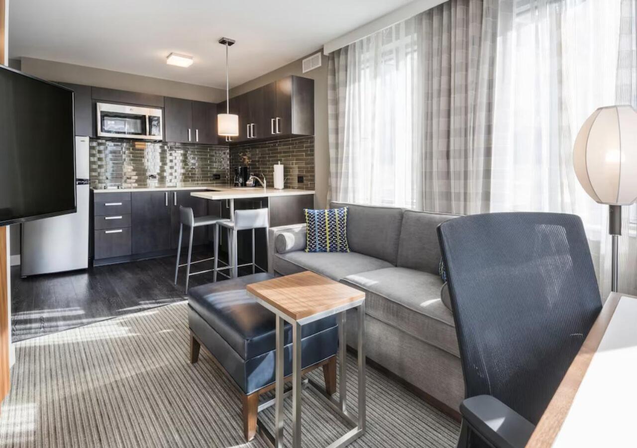 One-Bedroom King Suite with Sofa Bed photo 2