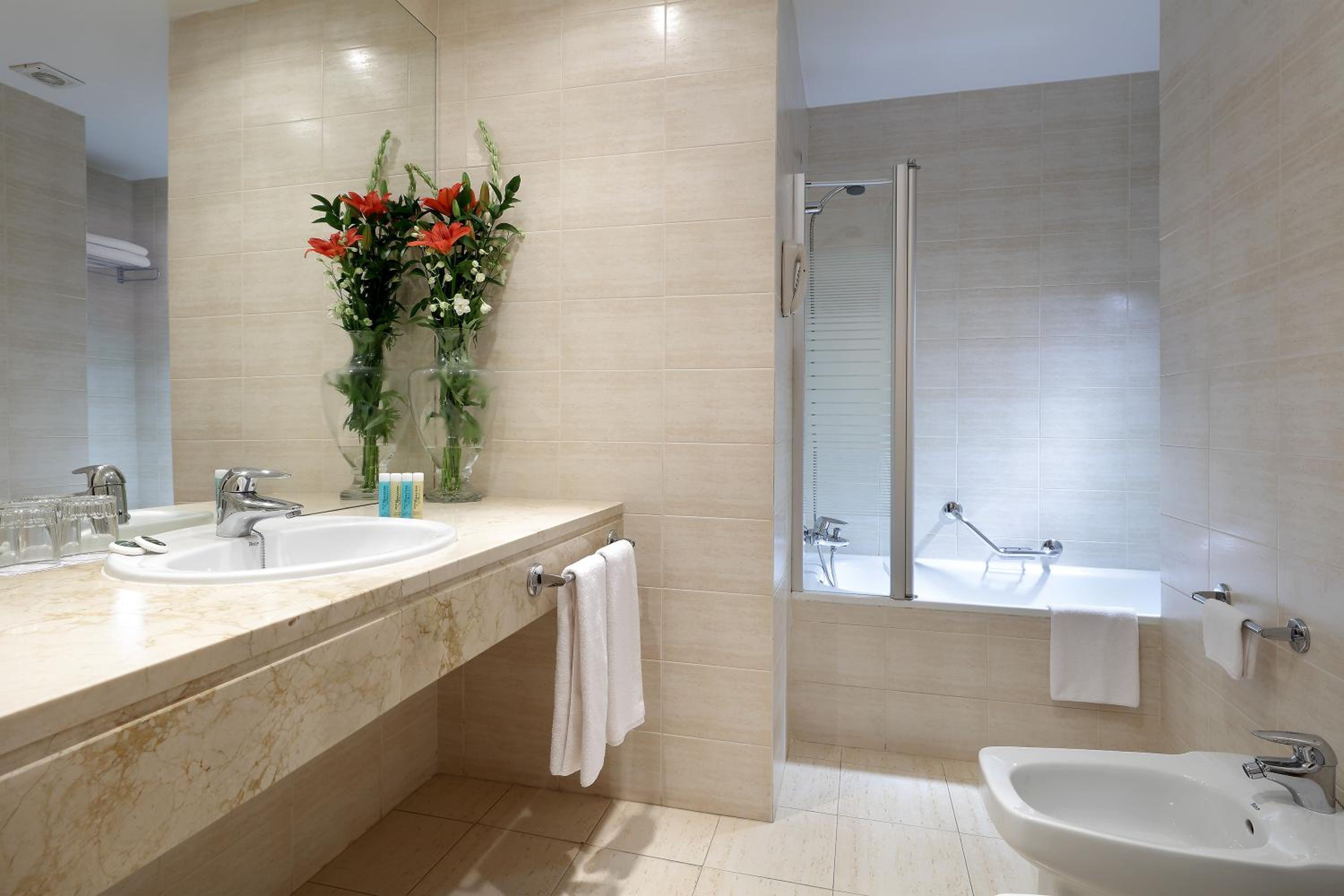 Double or Twin Room with Extra Bed - Photo 3