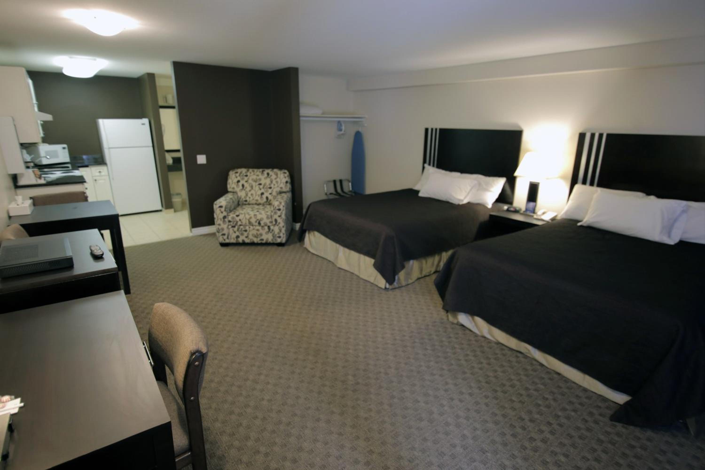 Two Queen Beds with Full Kitchen - Disability Access - Photo 6