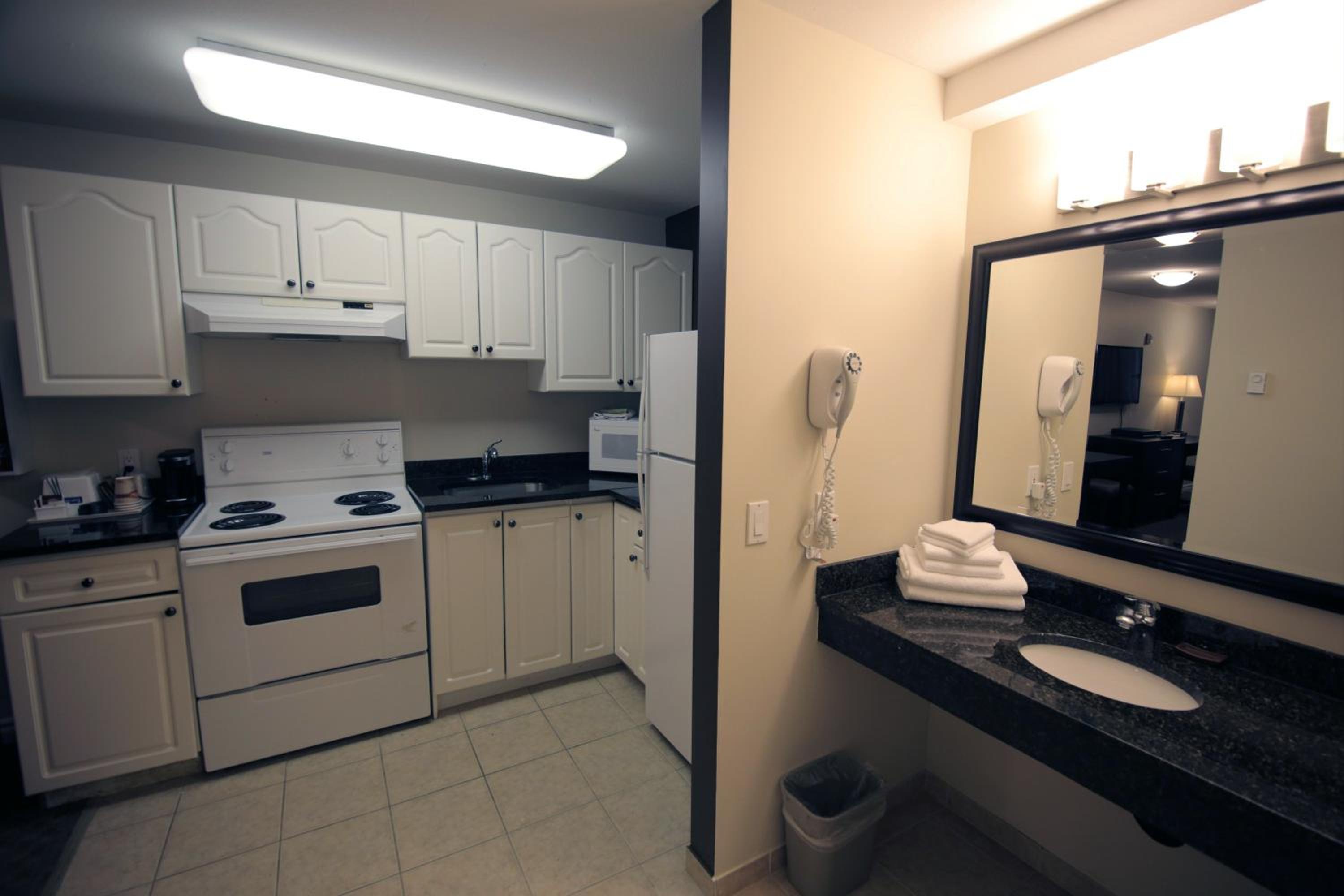 Two Queen Beds with Full Kitchen - Disability Access - Photo 3
