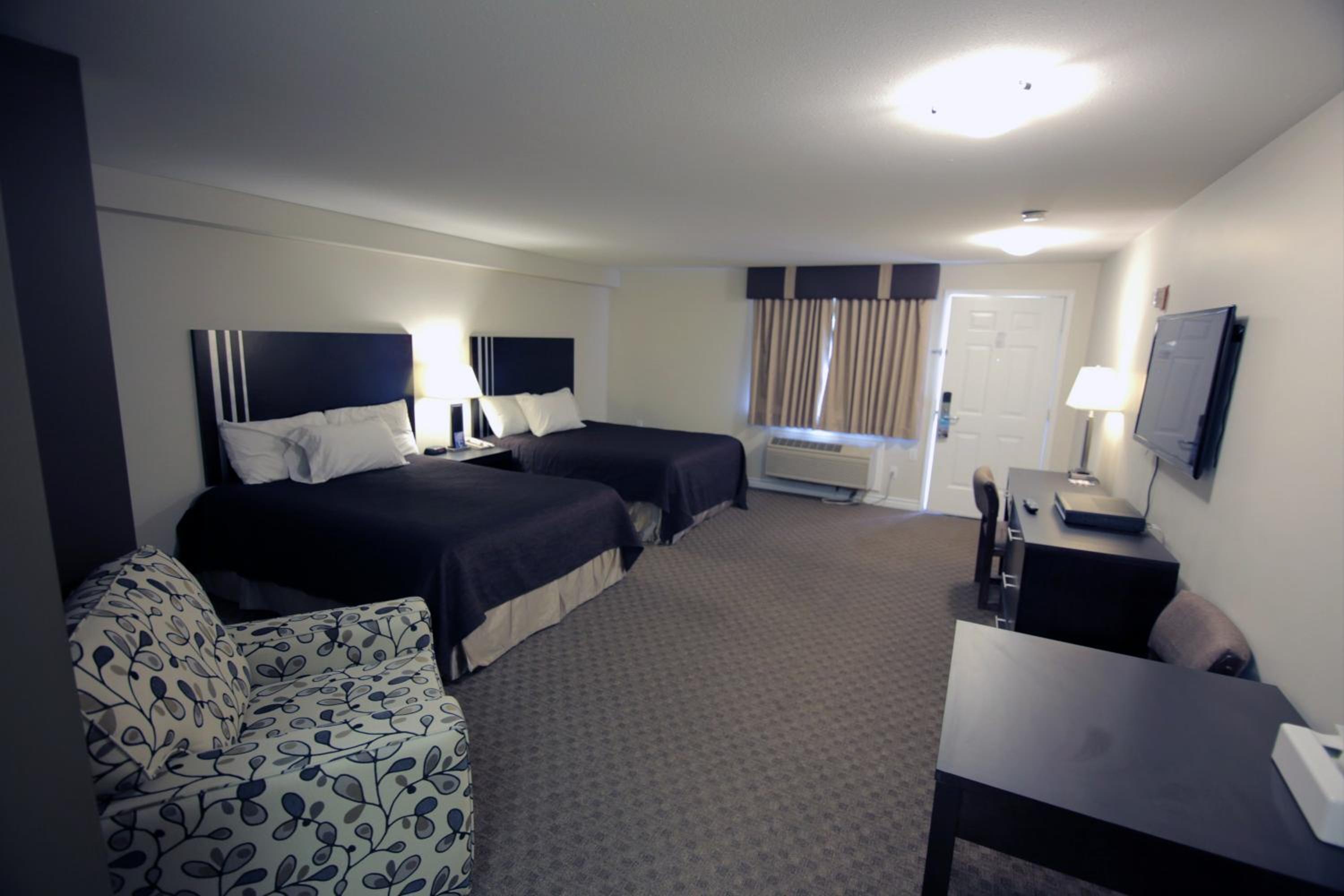 Two Queen Beds with Full Kitchen - Disability Access - Photo 5