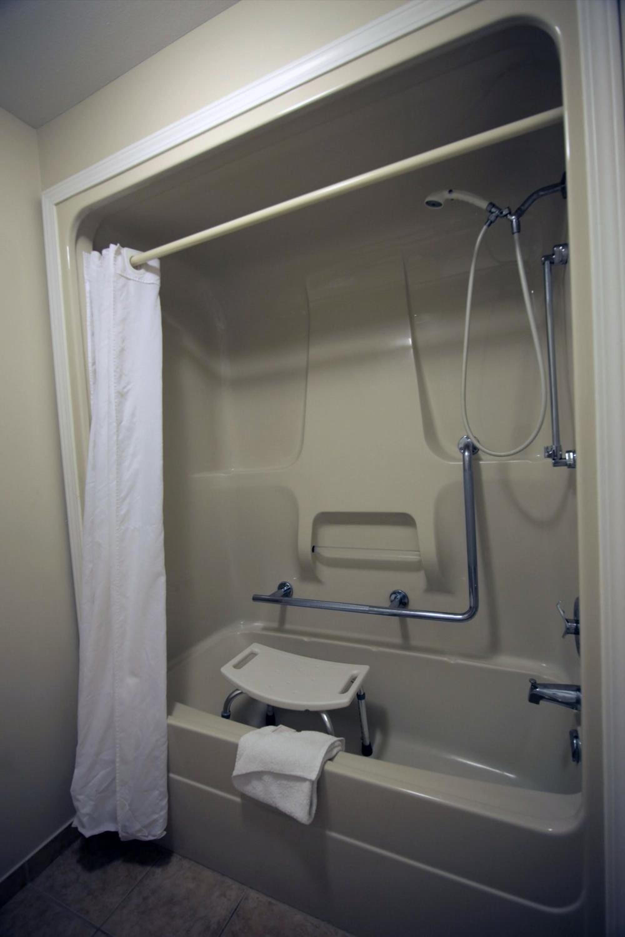 Two Queen Beds with Full Kitchen - Disability Access - Photo 7
