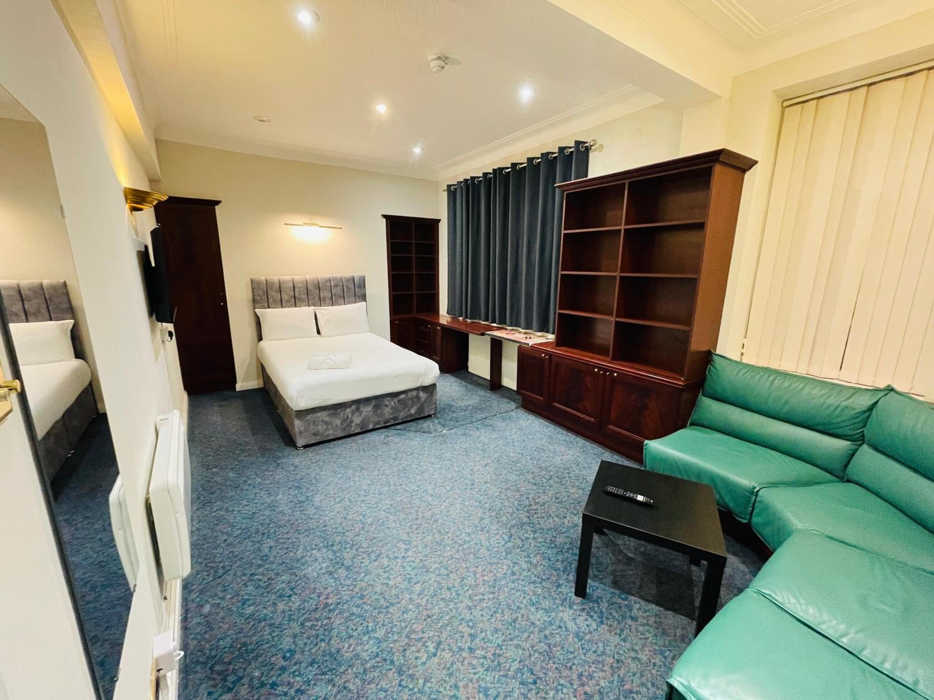 Standard Double Room with Shared Bathroom photo 3