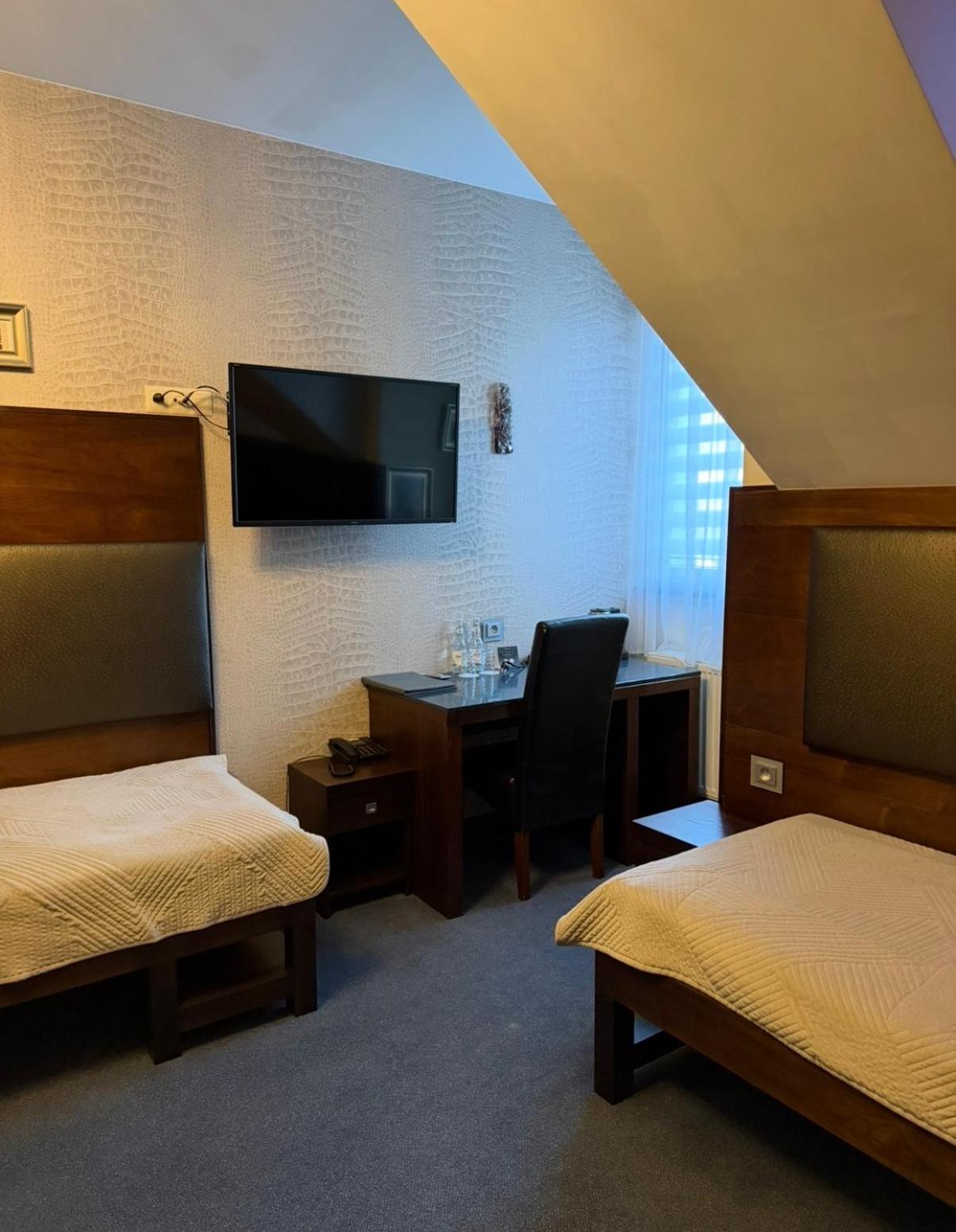 Standard Twin Room - Photo 5