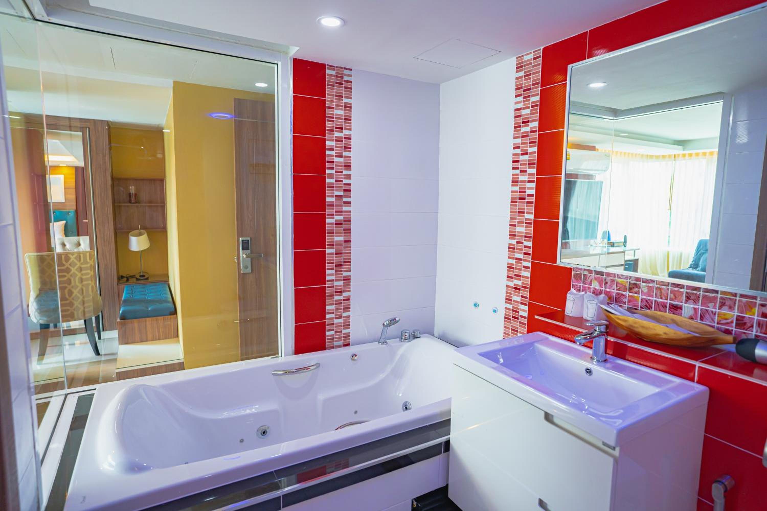 Honeymoon Suite with Jacuzzi