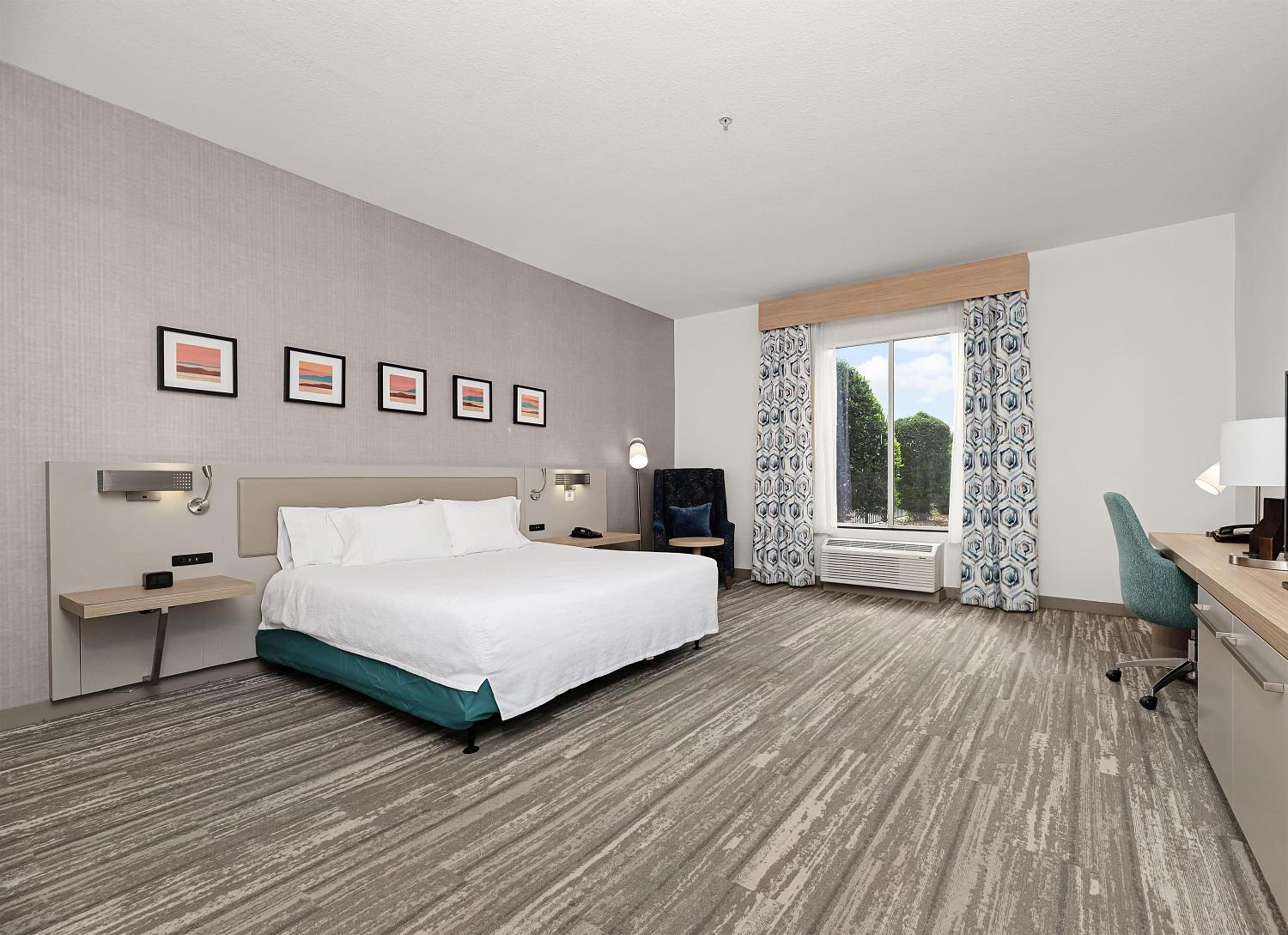 King Room with Tub - Mobility and Hearing Access - Photo 1