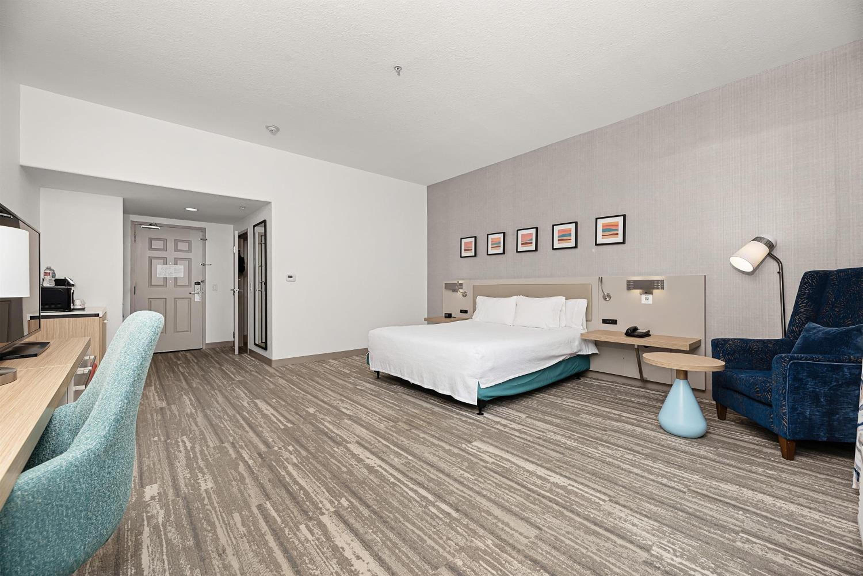 King Room with Tub - Mobility and Hearing Access - Photo 5