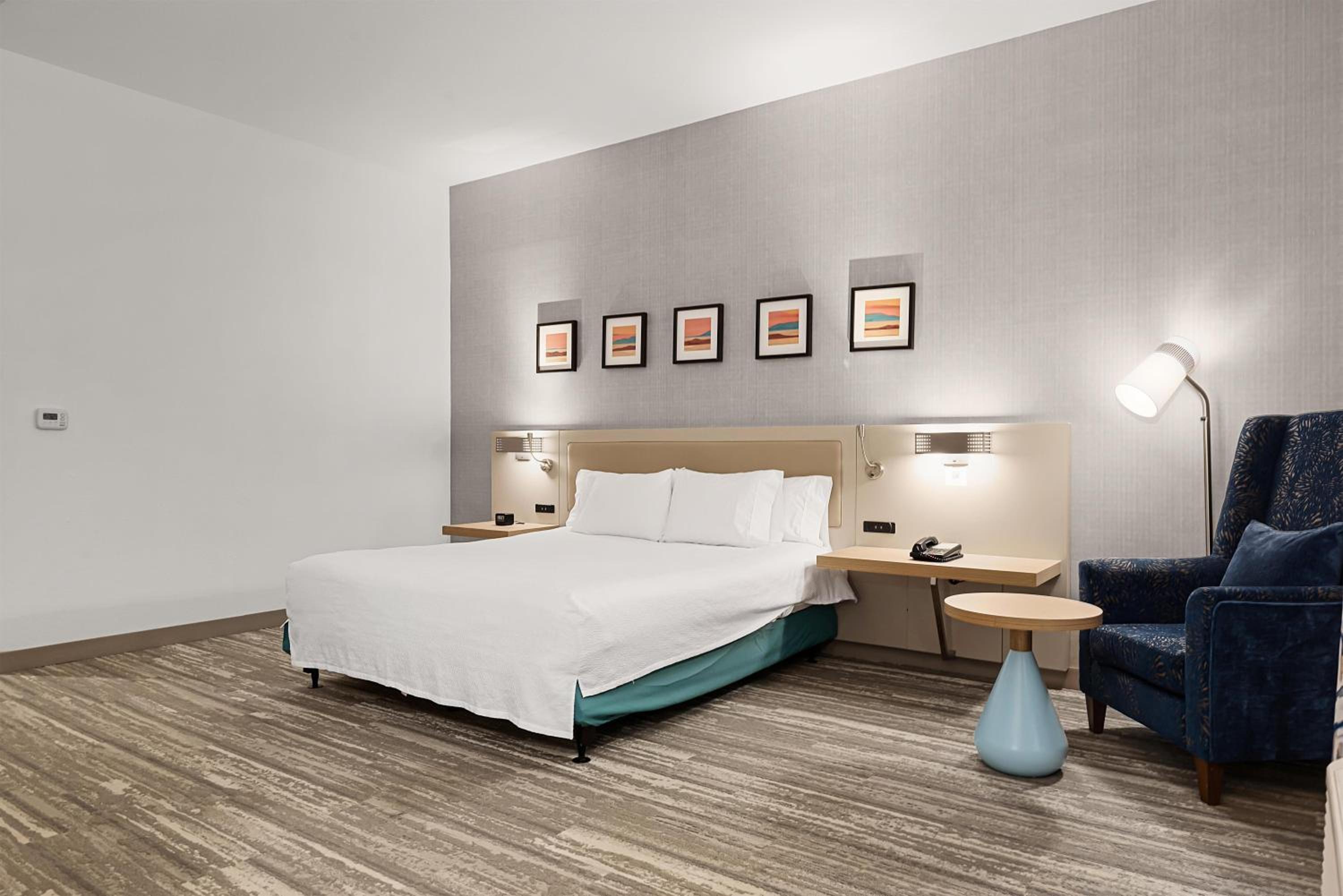 King Room with Tub - Mobility and Hearing Access - Photo 12