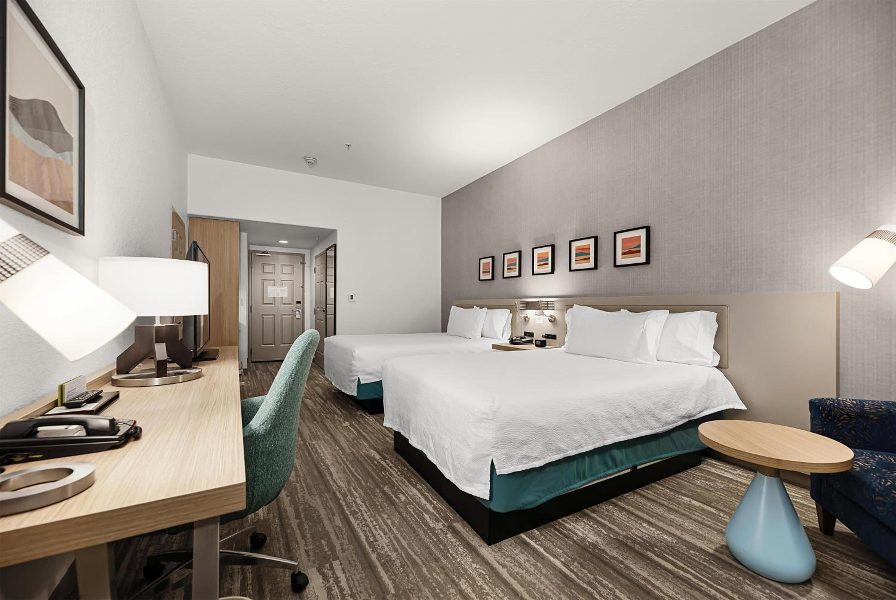 Queen Room with Two Queen Beds - Photo 8