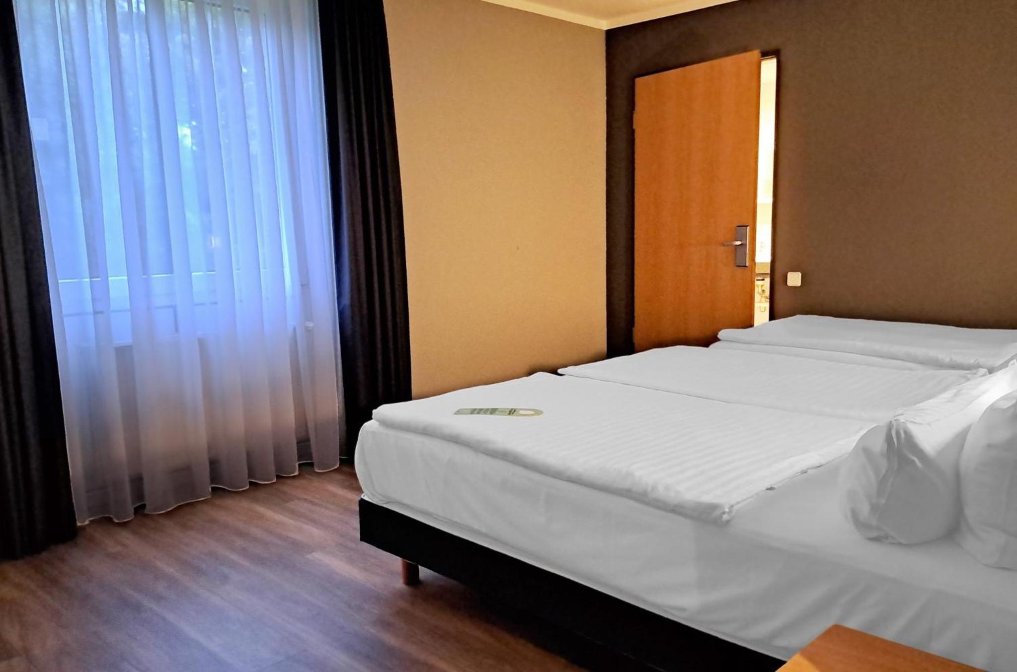 Standard Room with Three Single Beds - Accessible - Photo 5